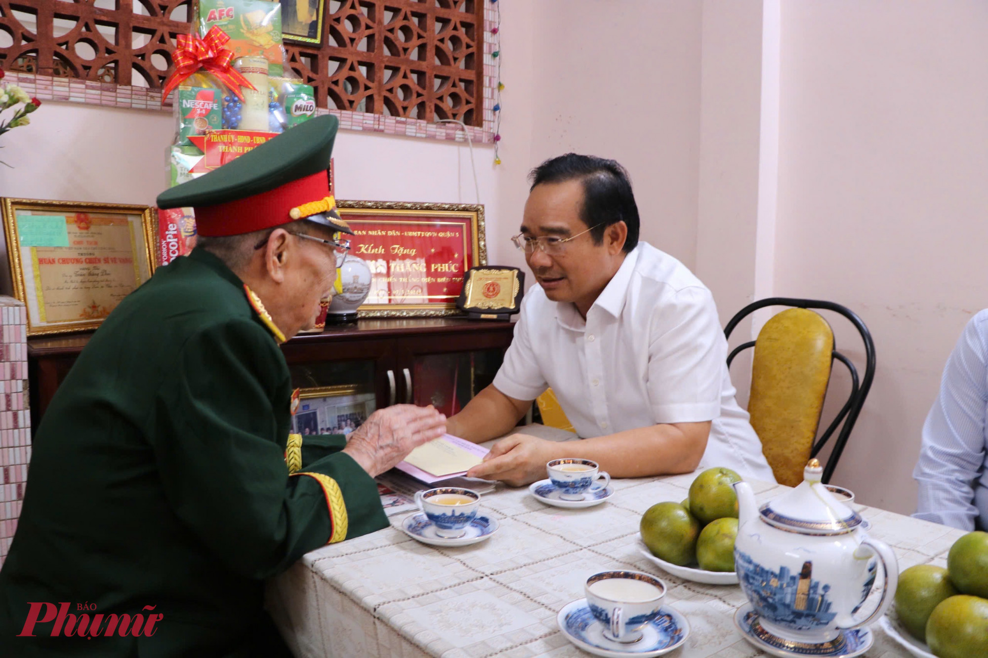 Ông Nguyễn Văn Được lắng nghe chia sẻ của thương binh 3/4 về những năm tháng chiến đấu gian khổ - Ảnh: Thanh Tâm