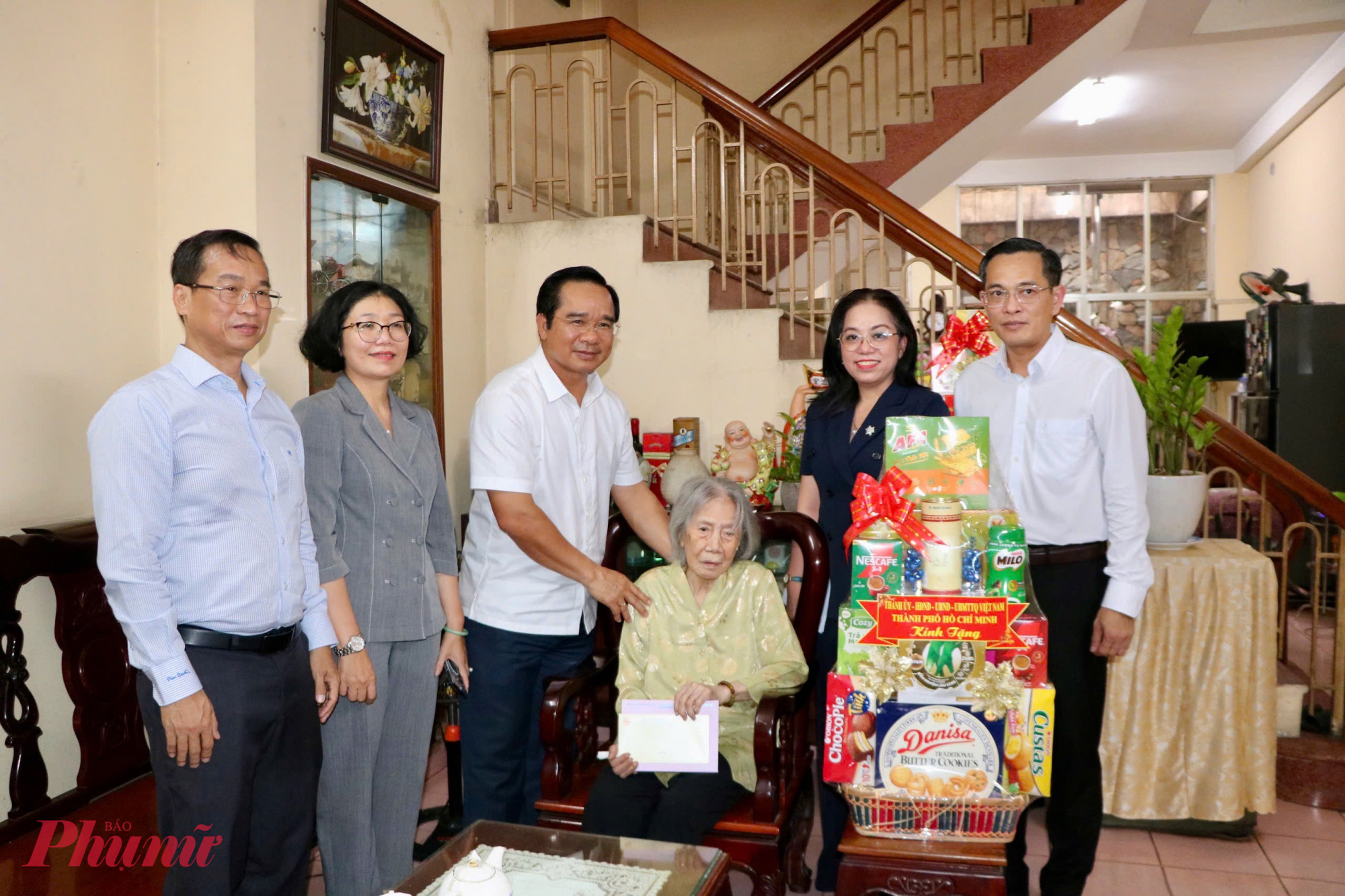 Lãnh đạo TPHCM trao quà tri ân đến cán bộ lão thành cách mạng, thể hiện lòng biết ơn sâu sắc - Ảnh: Thanh Tâm