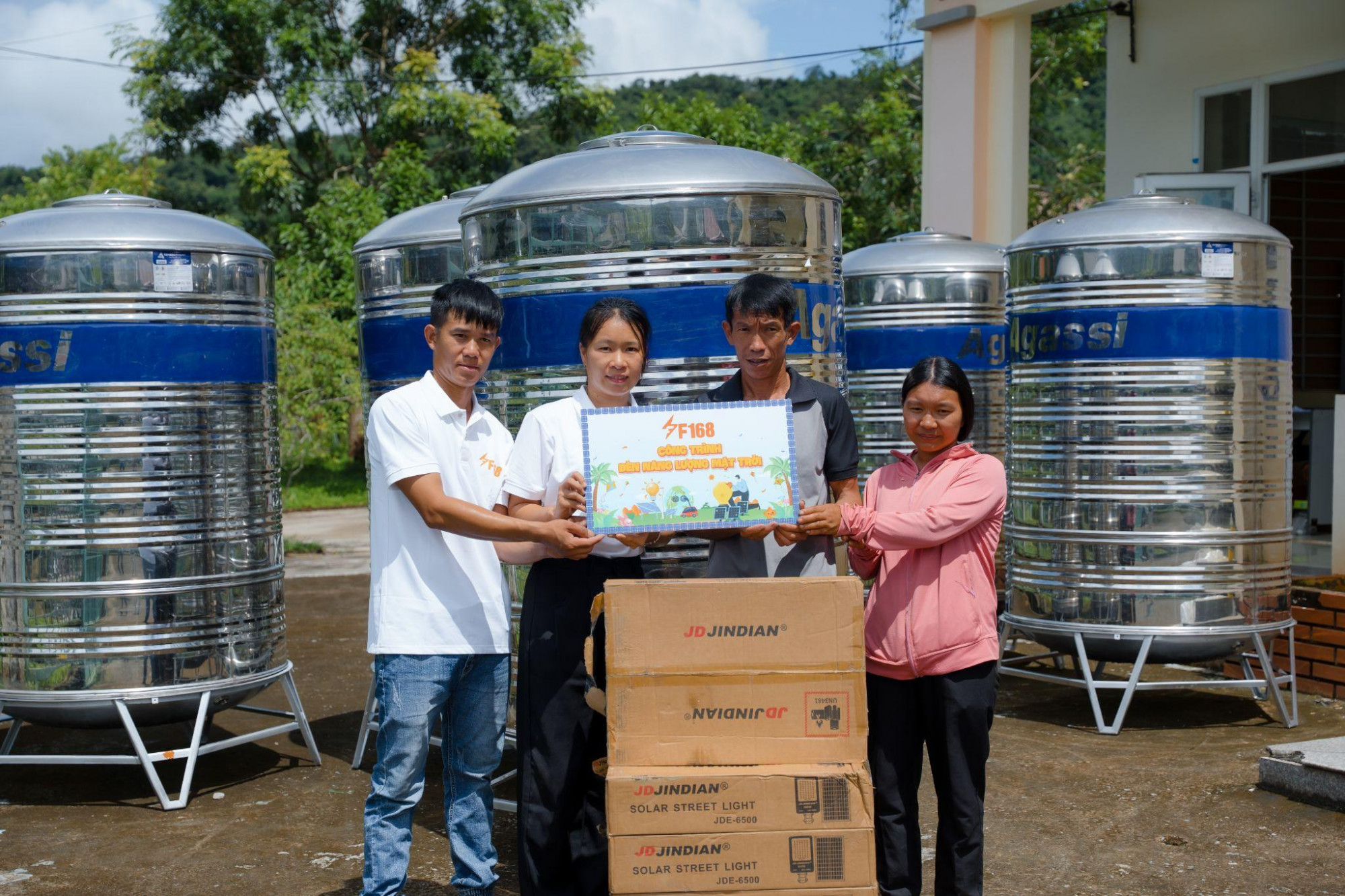 Bồn nước và đèn năng lượng mặt trời được đại diện Công ty F168 trao tận tay đến người dân - Ảnh: F168