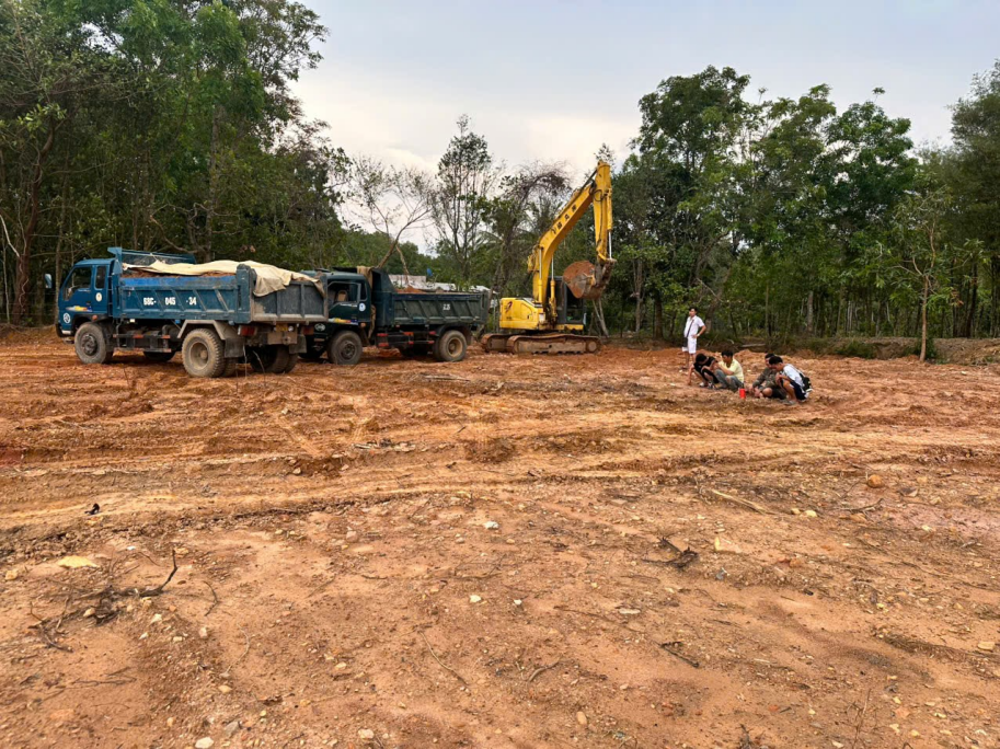 Hiện trường các đối tượng khai thác khoáng sản trái phép tại Phú Quốc - Ảnh CACC