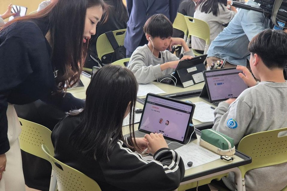 học sinh năm nhất tại Trường Trung học Ehwa (Ulsan) đã sử dụng sách giáo khoa kỹ thuật số tích hợp trí tuệ nhân tạo (AI) trong một tiết học tiếng Anh.
