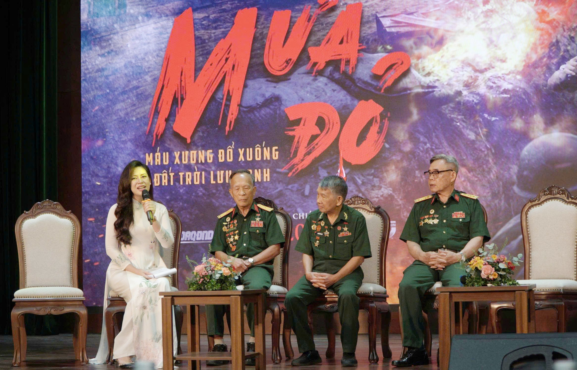 Các chiến sĩ của Tiểu đoàn K3 - Tam Đảo tại chương trình giới thiệu phim điện ảnh Mưa đỏ