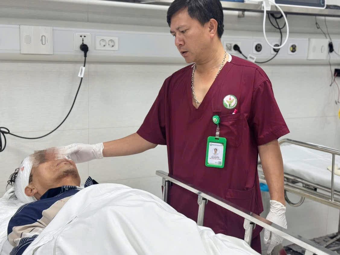 Nam bệnh nhân đang được các bác sĩ cấp cứu