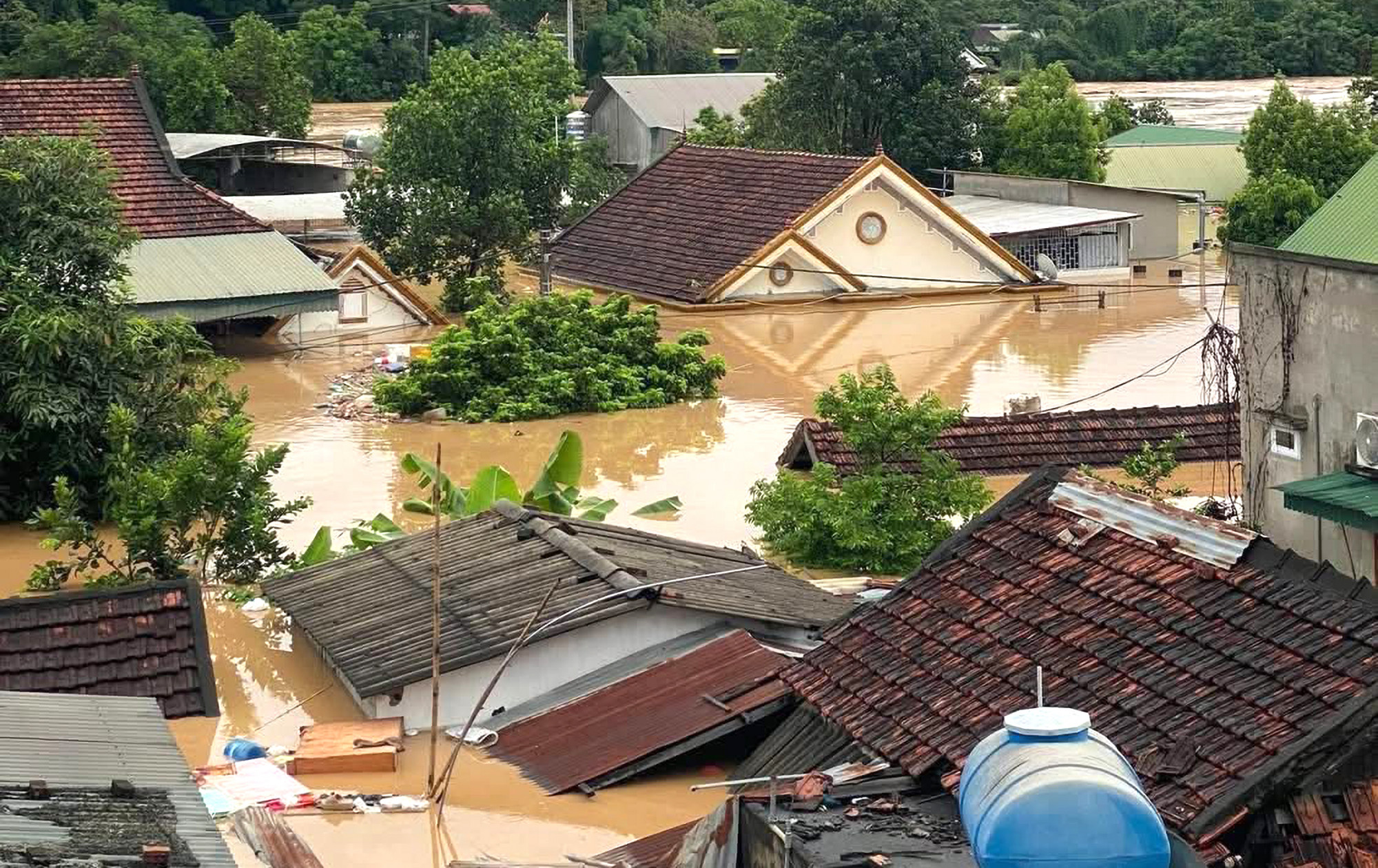 Nước lũ dâng cao khiến hàng ngàn hộ dân ở vùng cao Nghệ An ngập nặng - Ảnh: Phạm Quý