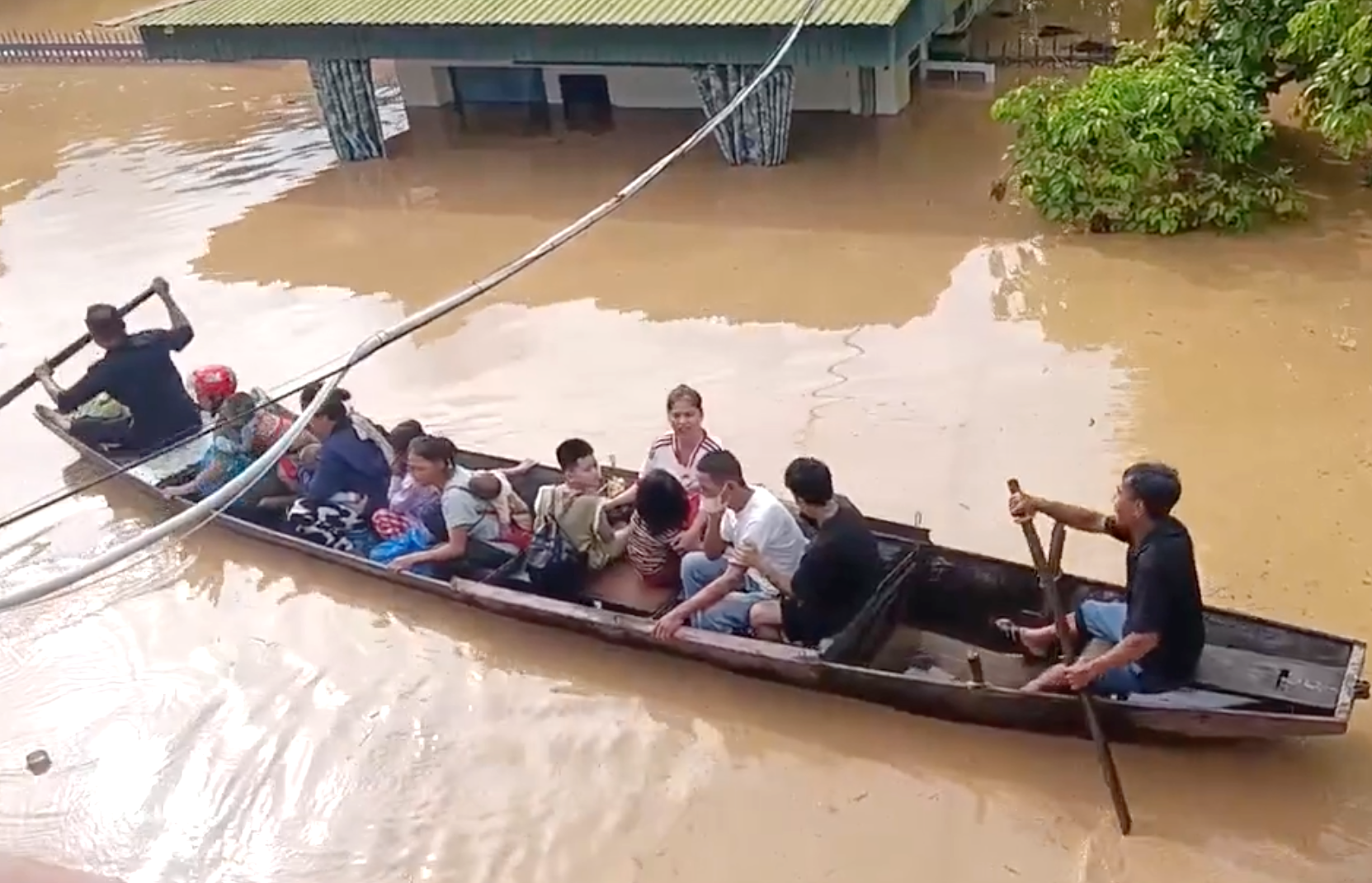 Lực lượng chức năng sơ tán bệnh nhân ở Trung tâm Y tế huyện Tương Dương - Ảnh: Trung Thành