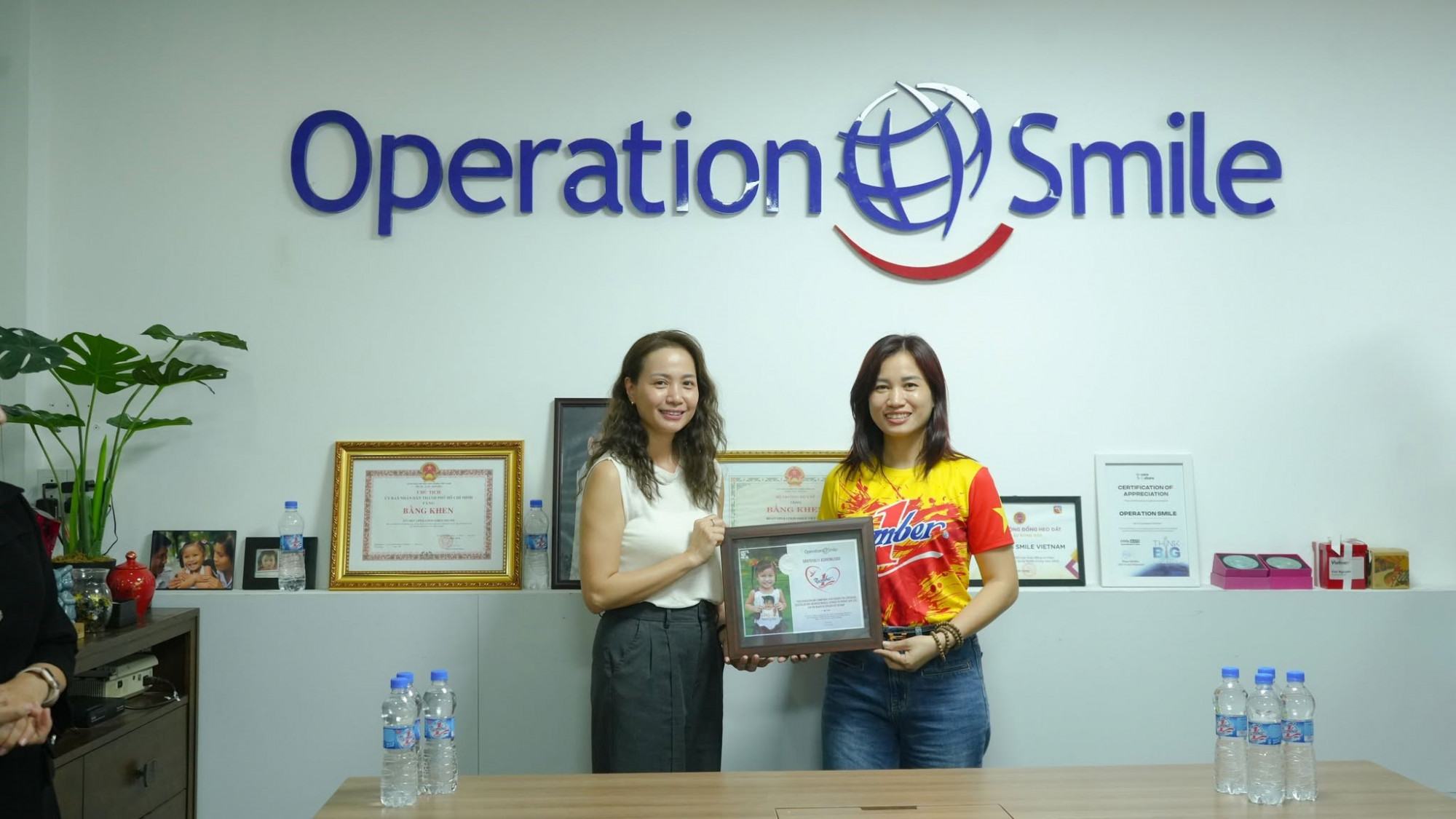 Bà Lê Thị Minh Hưng - đại diện Công ty Number One nhận biểu trưng ghi nhận sự đồng hành từ Operation Smile Việt Nam - Ảnh: Number One
