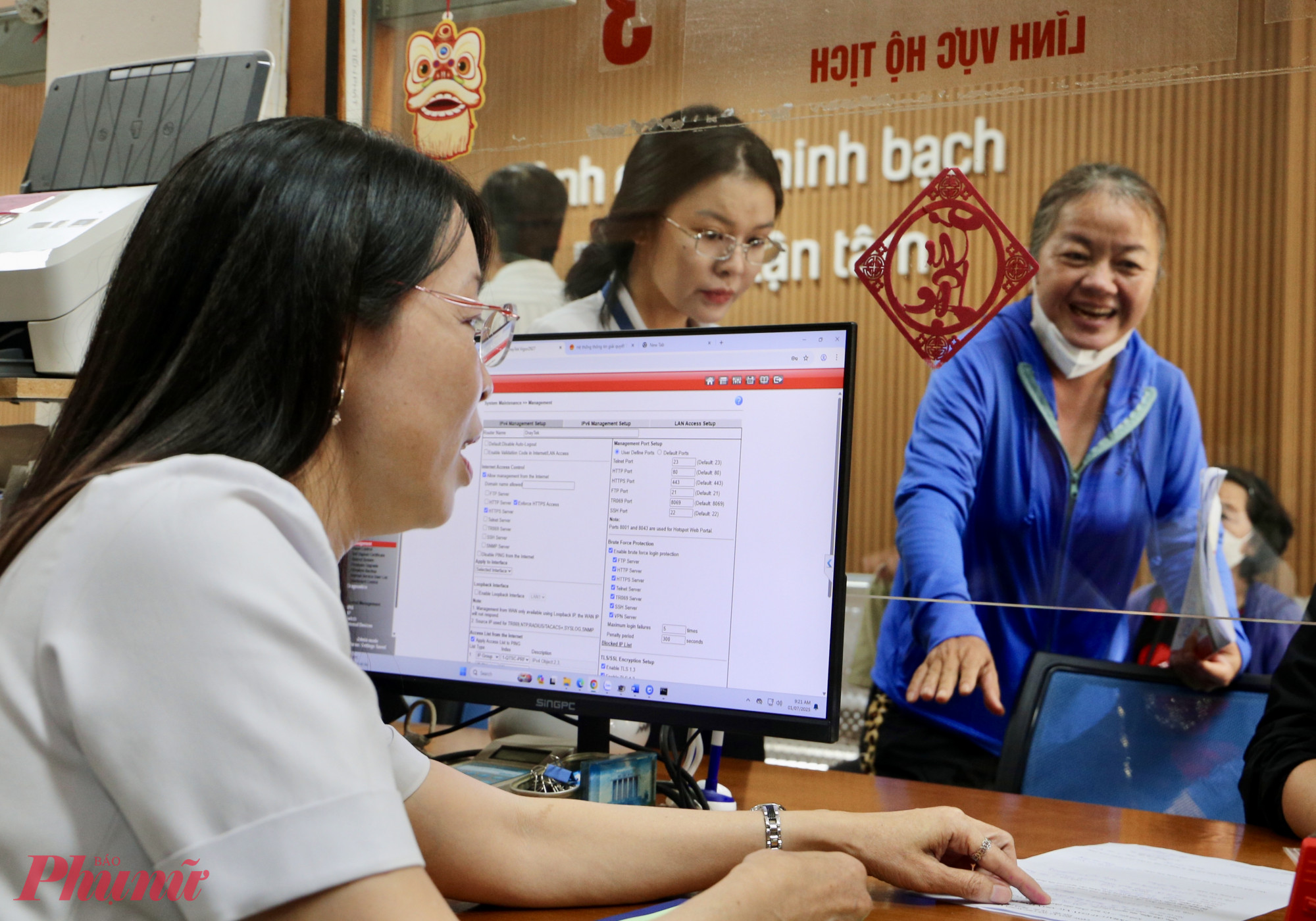 Chủ tịch UBND TPHCM yêu cầu các sở, ngành, địa phương khẩn trương chuẩn bị nhân sự, trang thiết bị, hạ tầng kỹ thuật để sẵn sàng vận hành thủ tục hành chính phi địa giới trên toàn thành phố từ ngày 31/7 - Ảnh: Thanh Tâm