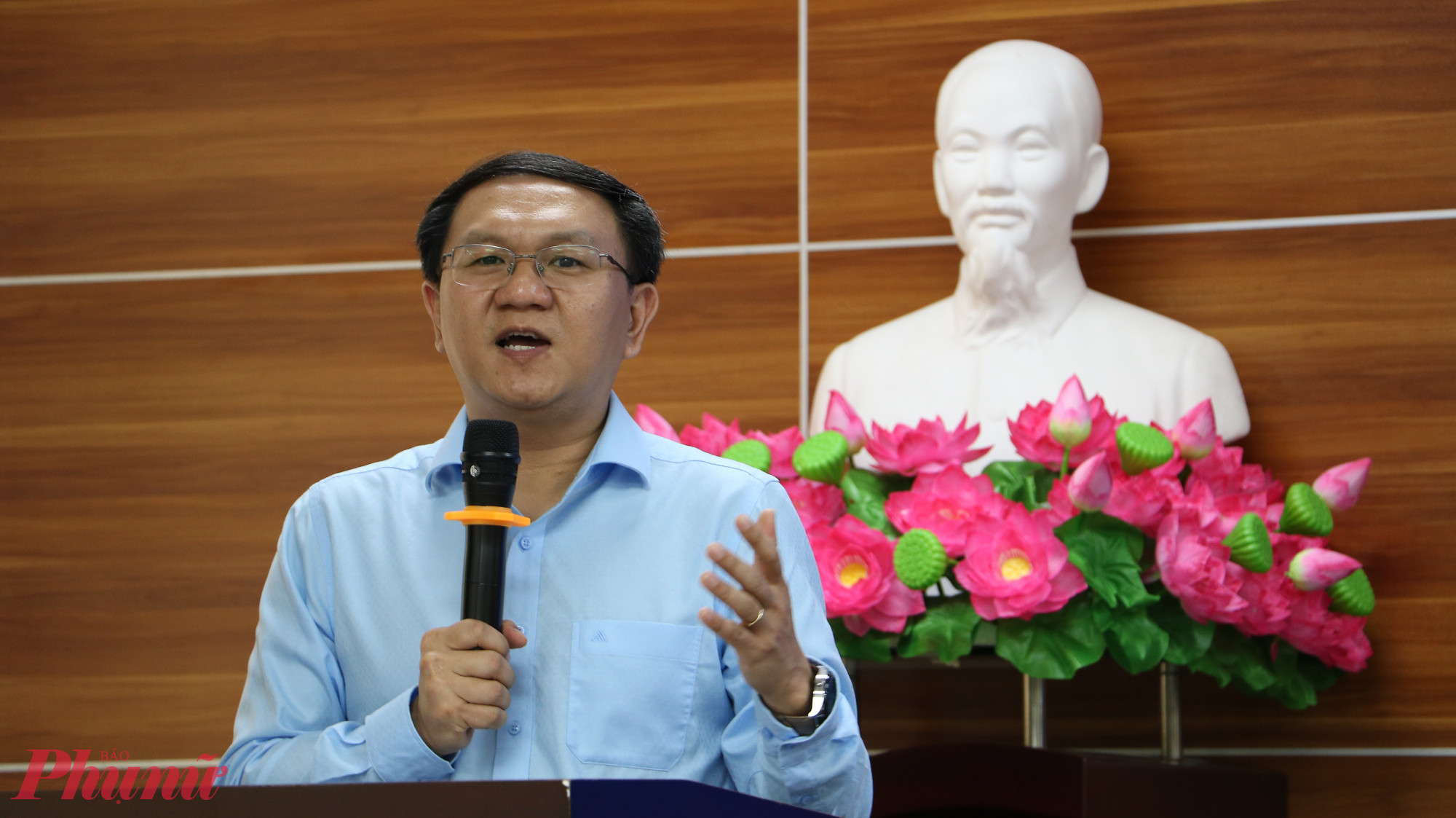 Ông Lâm Đình Thắng chúc mừng những học sinh đã được chọn tham gia chương trình - Ảnh: Trang Thư