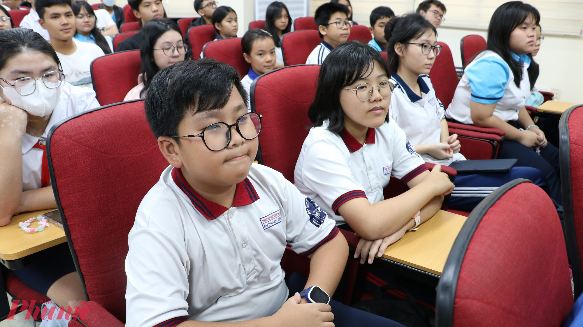 Cáp Hoàng Dũng (hàng đầu, bìa trái) đạt nhiều thành tin về công nghệ, tin học - Ảnh: Trang Thư