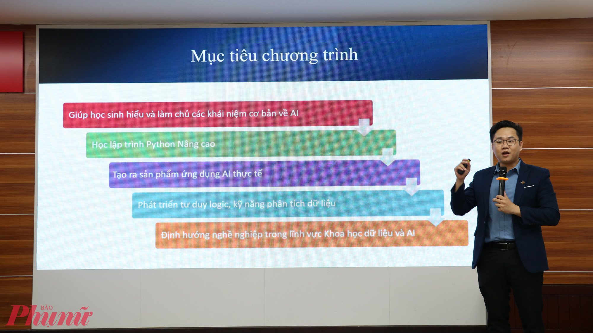Giảng viên giới thiệu về chương trình của lớp học - Ảnh: Trang Thư