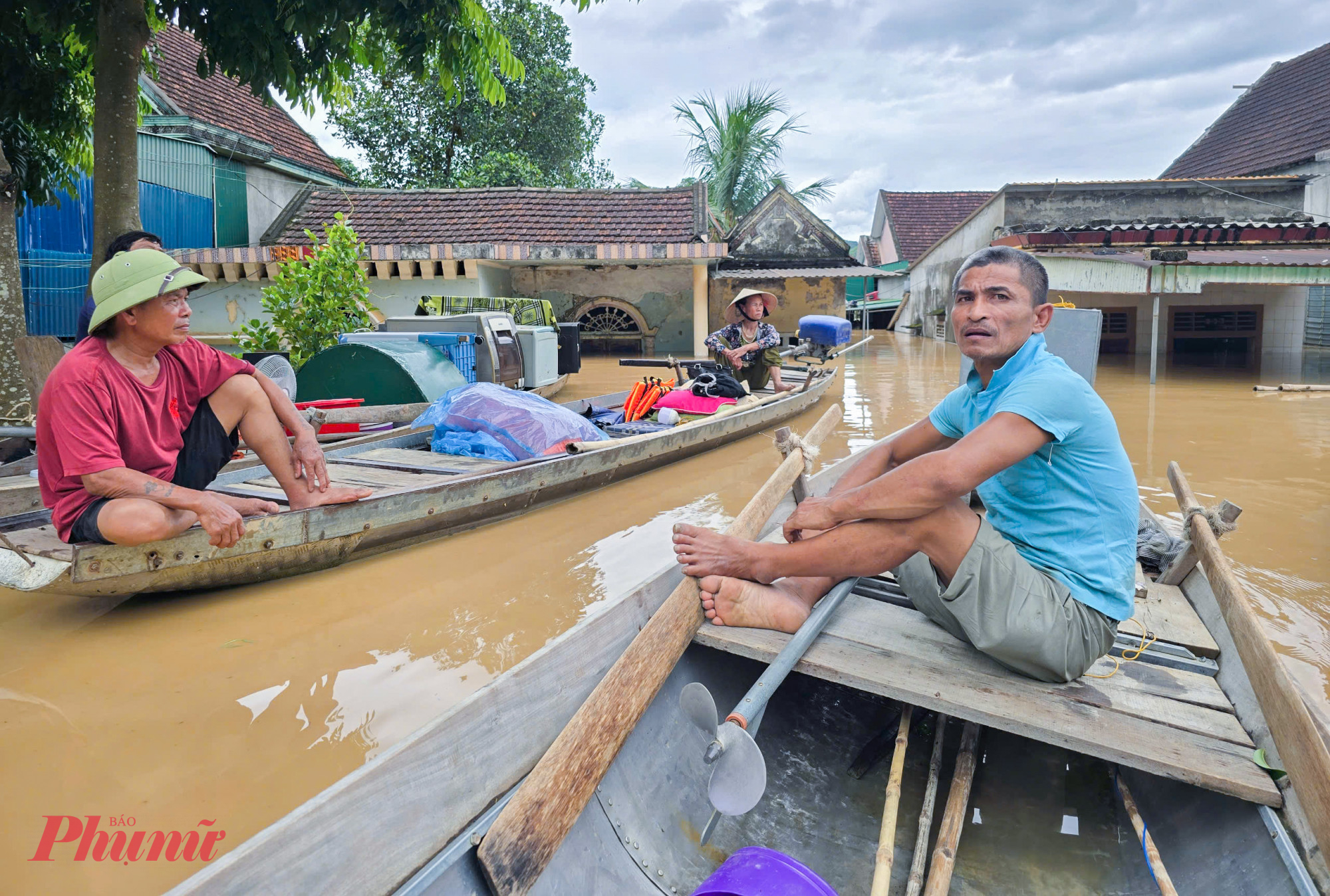Nhà ngập, nhiều người đành phải nghỉ tạm trên thuyền.