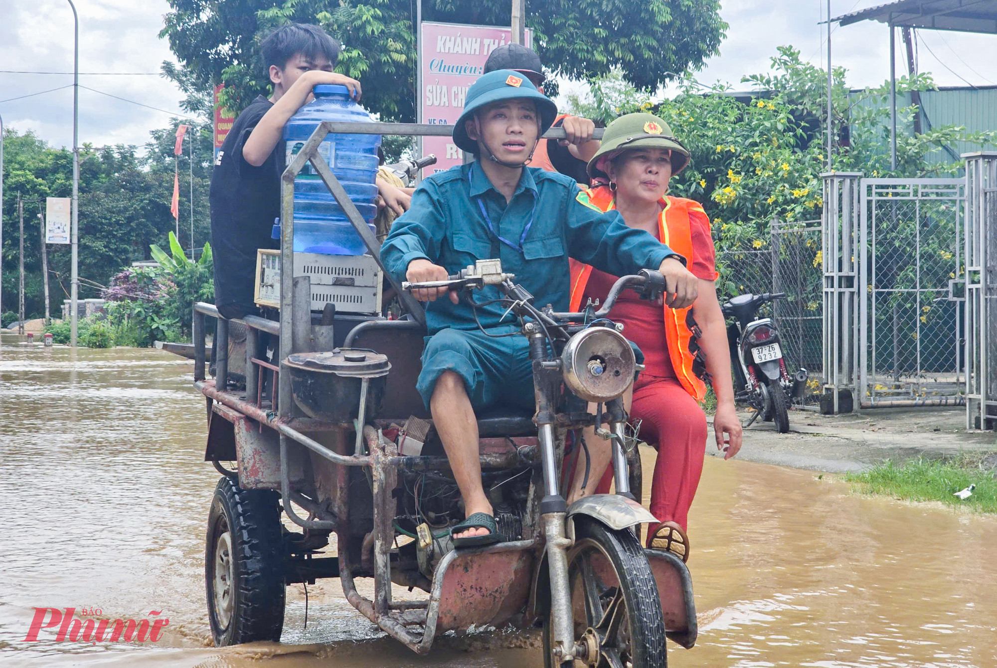 Người dân sử dụng thuyền, bè tìm cách vớt lấy những tài sản chưa kịp di dời trong đêm. Sau khi đưa ra đường quốc lộ 7, họ thuê người dùng xe kéo vận chuyển đến nơi cao ráo gửi nhờ.