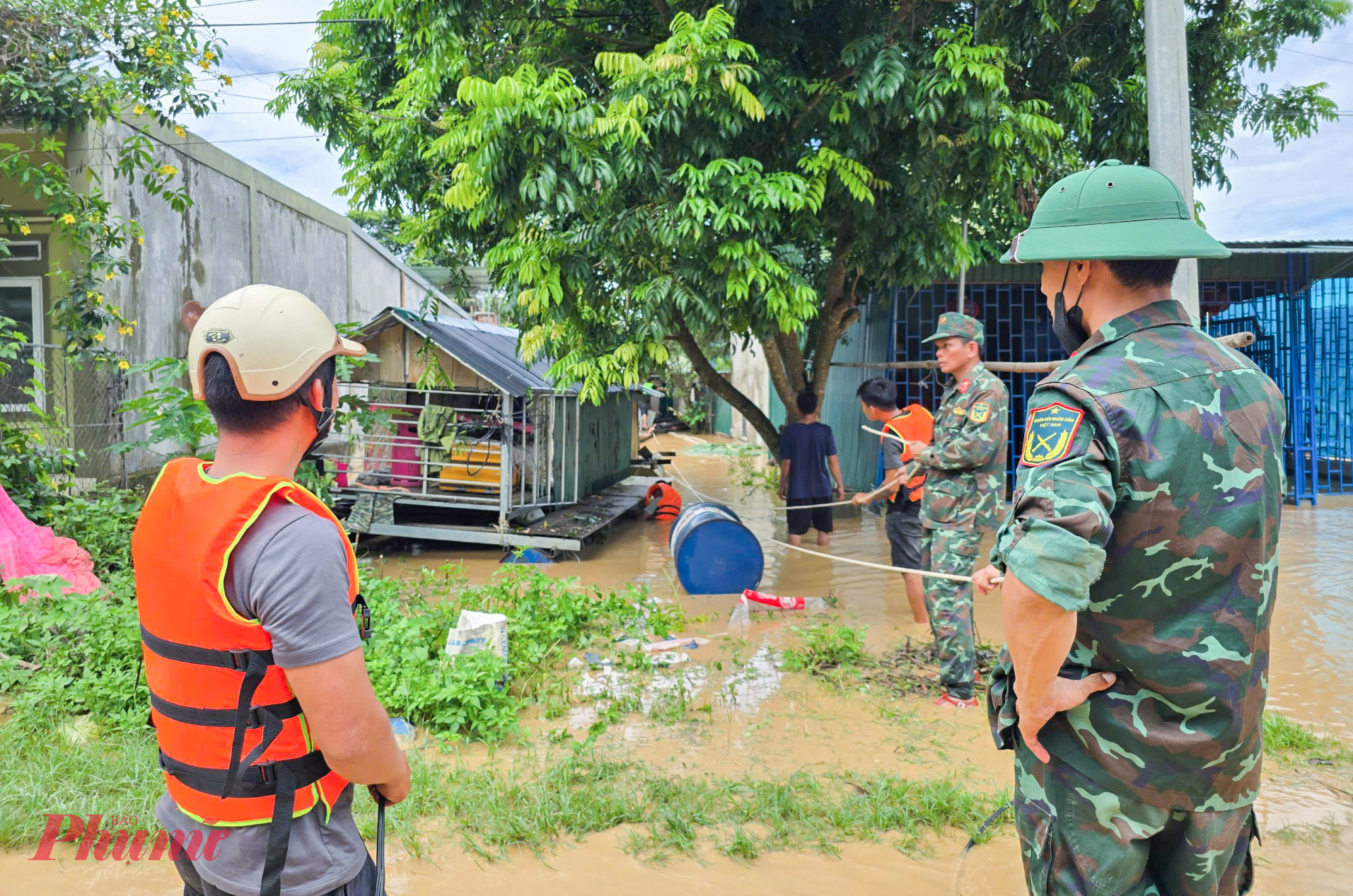 Theo trung tướng Bình, lực lượng quân khu 4 sẽ tiếp tục theo dõi tình hình, diễn biến thời tiết với phương châm “nước rút tới đâu hỗ trợ người dân dọn dẹp, khắc phục hậu quả tới đó để sớm ổn định cuộc sống”.