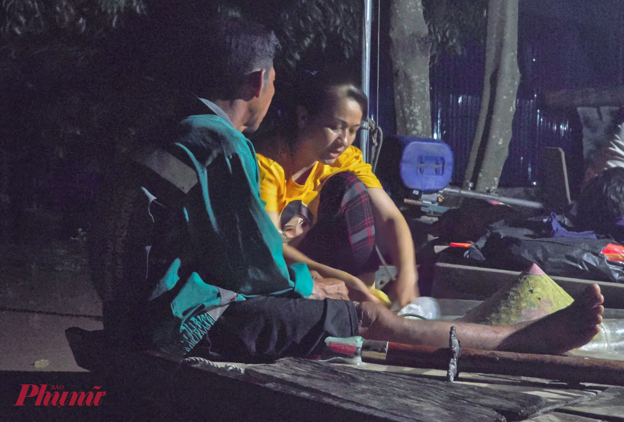 Không điện, không bếp nên bữa cơm chờ nước lũ rút trên thuyền cũng vội vàng, đơn giản với bánh mỳ, mỳ tôm.