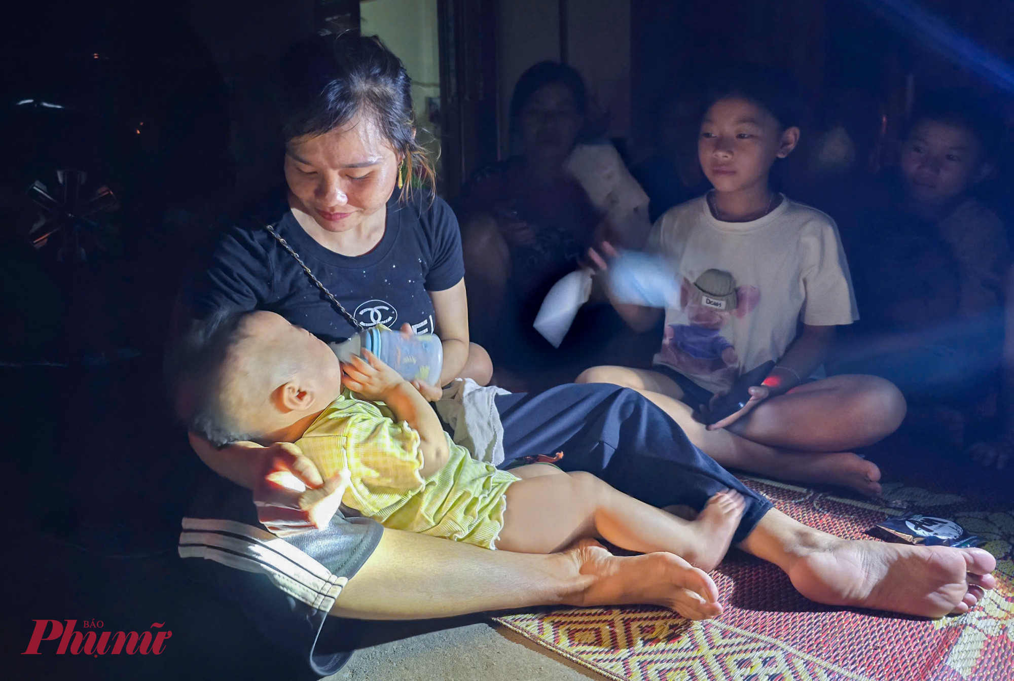 Chị Nguyễn Thị Đào (28 tuổi, trú xã Con Cuông) cho biết, cả gia đình 5 người của chị bắt đầu chạy lũ, đến nhà người thân ở nhờ từ tối qua. “Vừa con nhỏ, vừa phải tìm cách cứu tài sản nên đêm qua đến giờ chúng tôi chưa dám chợp mắt. Giờ thì cũng chẳng còn gì phải lo nữa, vì nhà sập, trôi xuống sông rồi” - chị Đào buồn bã nói.