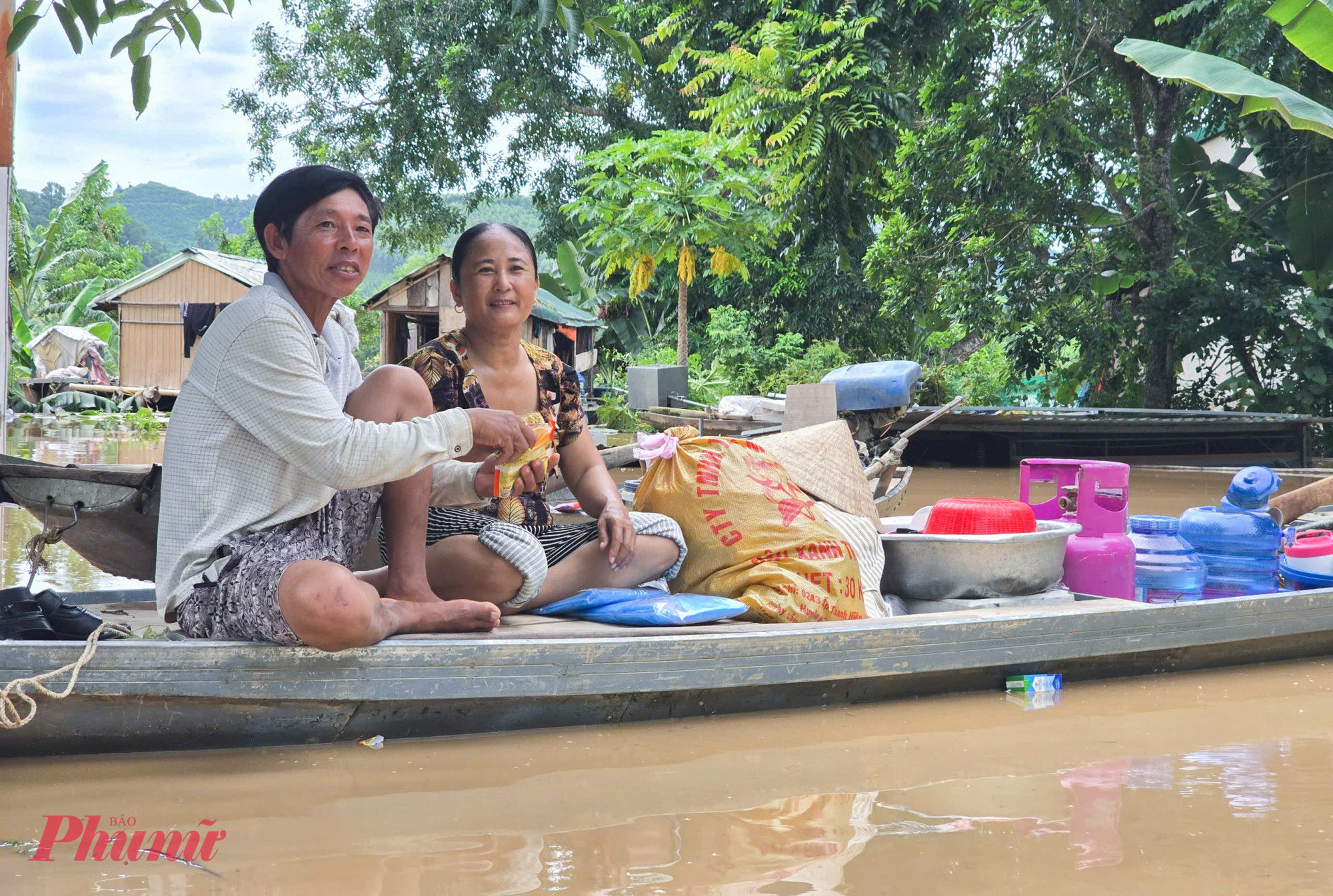 Cùng chồng san sẻ gói mì tôm khi trời dần tối, bà Chu Thị Hoan (48 tuổi, trú xã Con Cuông) nói rằng, sinh sống ở mép sông Lam từ hàng chục năm qua, song chưa bao giờ họ chứng kiến trận lũ kinh hoàng đến vậy. Lũ lên quá nhanh khiến phần lớn tài sản của vợ chồng bà đều ngập chìm trong lũ.