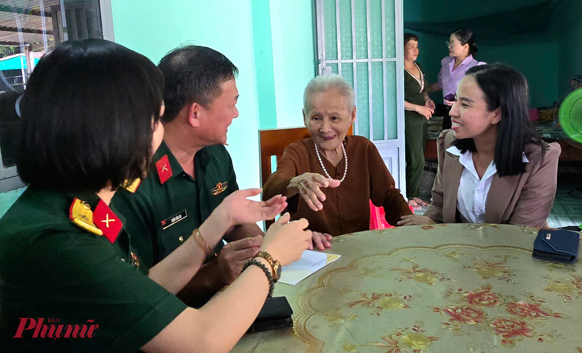 đoàn đã đến thăm Mẹ Việt Nam Anh hùng Huỳnh Thị Lơ.