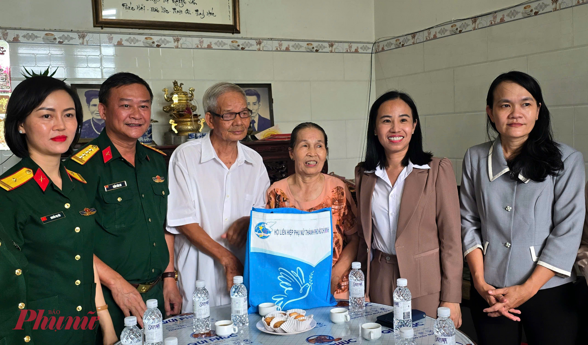 Đoàn cũng thăm hỏi bà Lê Thị Nghệ, là vợ của thương binh Nguyễn Văn Đông tại xã Củ Chi