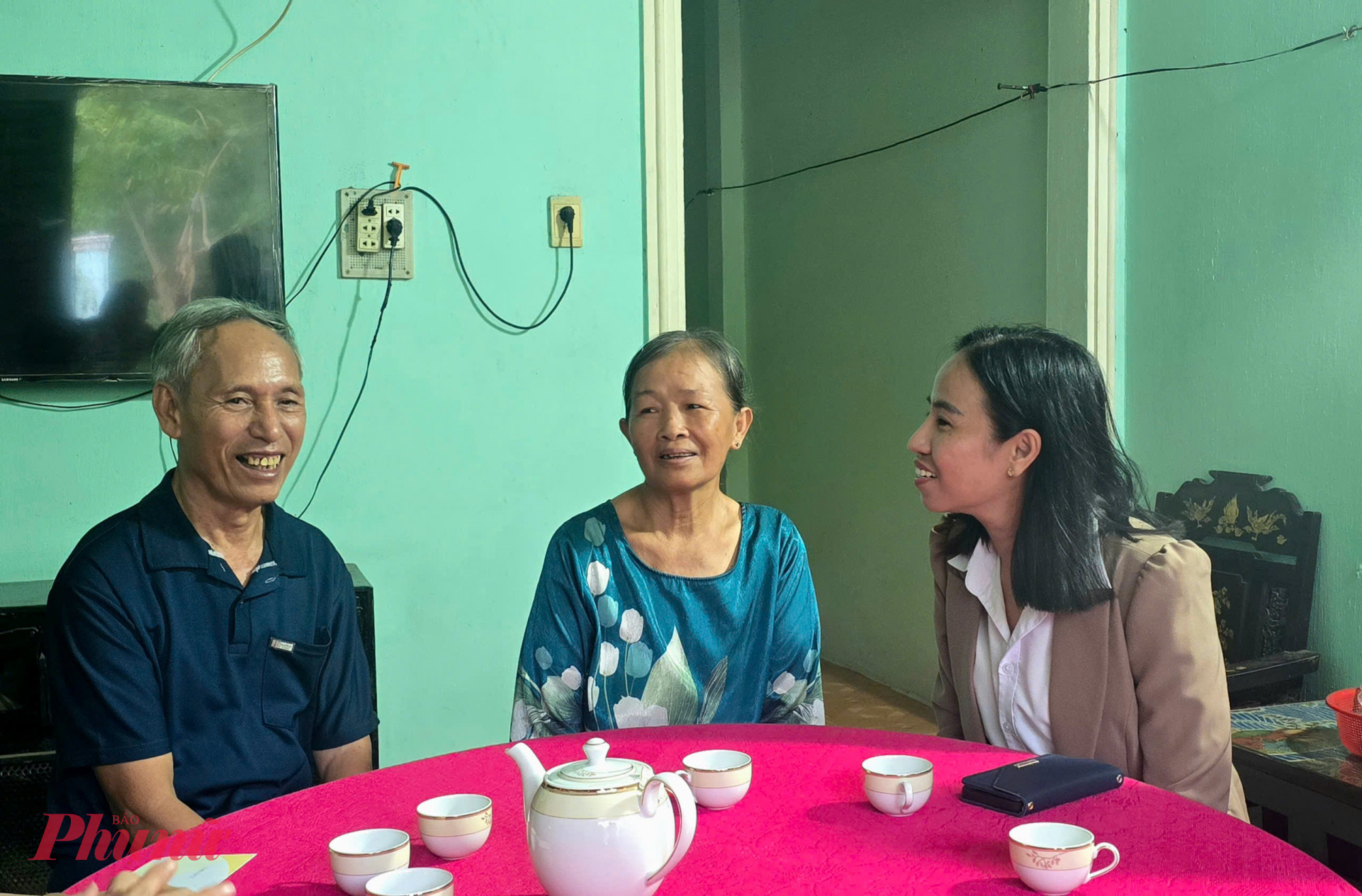 Chủ tịch Hội LHPN TPHCM Bà Võ Ngọc Thanh Trúc thăm hỏi sức khỏe vợ chồng Hoàng Văn Thanh 