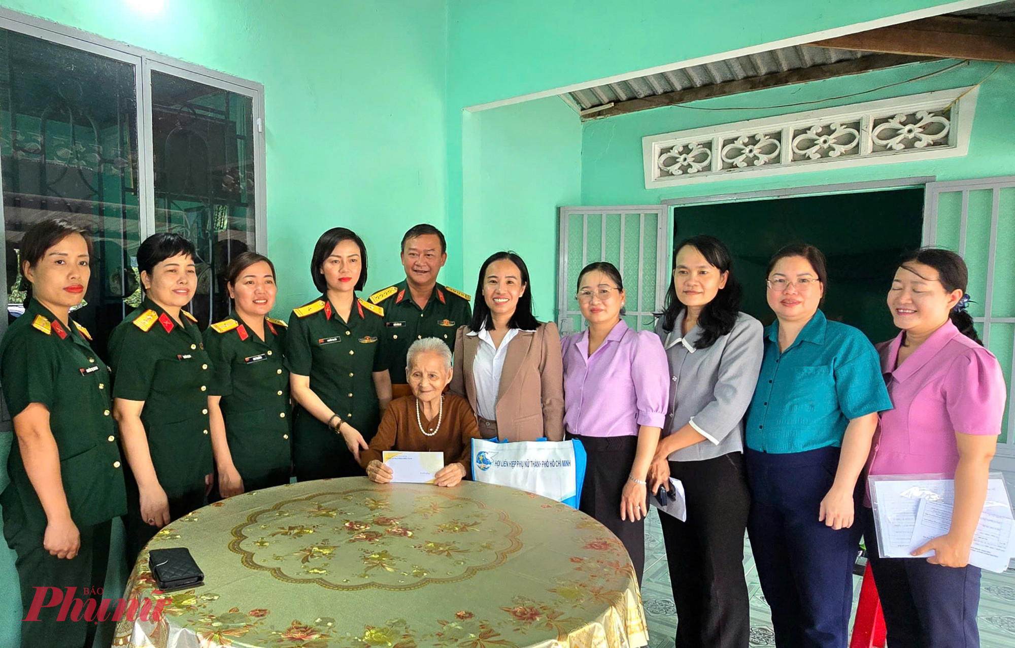 Hai đơn vị đến thăm hỏi, tặng quà, bày tỏ lòng tri ân sâu sắc đến Mẹ Việt Nam Anh hùng Huỳnh Thị Lơ
