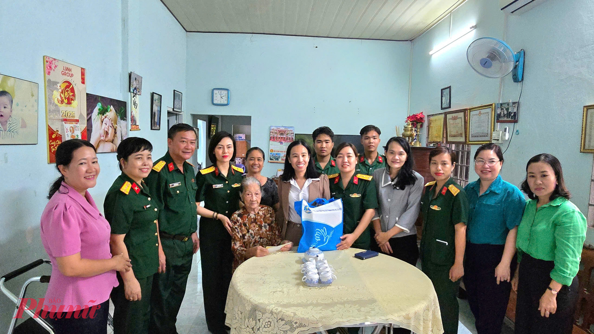Đoàn đến thăm, tặng quà đến Mẹ Việt Nam Anh hùng Nguyễn Thị Hãnh nhân kỷ niệm 78 năm Ngày Thương binh - Liệt sĩ