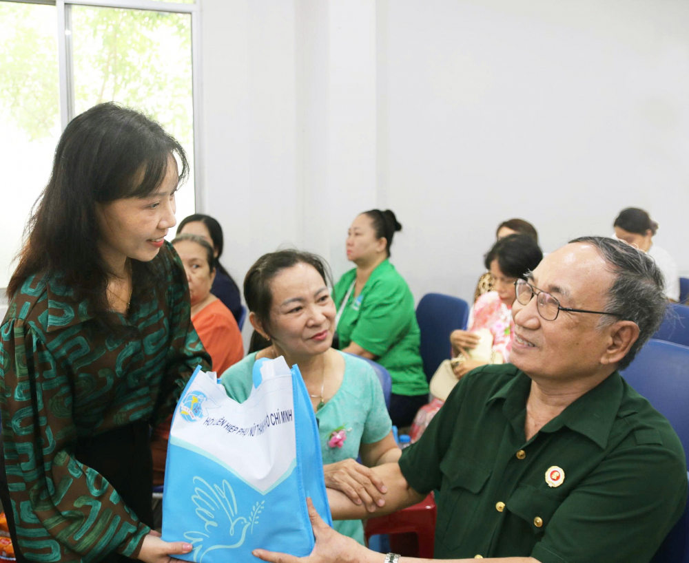Những người vợ thương binh thầm lặng mà phi thường Bà Huỳnh Thị Thúy Phương (bìa trái) - Phó chủ tịch Hội LHPN TPHCM - tặng quà thương binh Nguyễn Chung Thành và vợ là bà Trần Thị Liên - ẢNH: THU LÊ