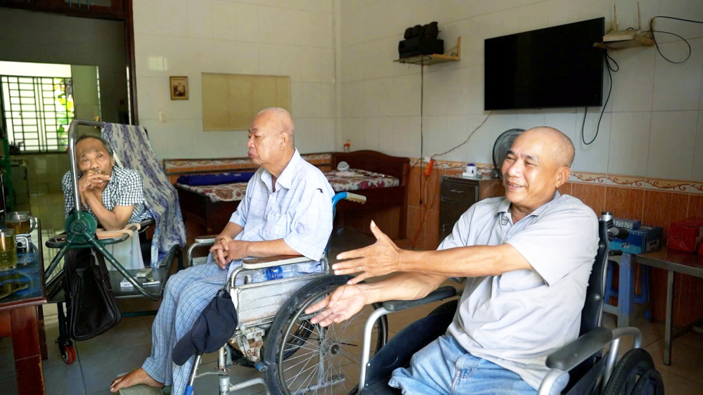 Ông Nguyễn Duy Minh (bìa phải) trò chuyện cùng anh em thương binh tại trung tâm - ẢNH: NGUYỄN QUANG