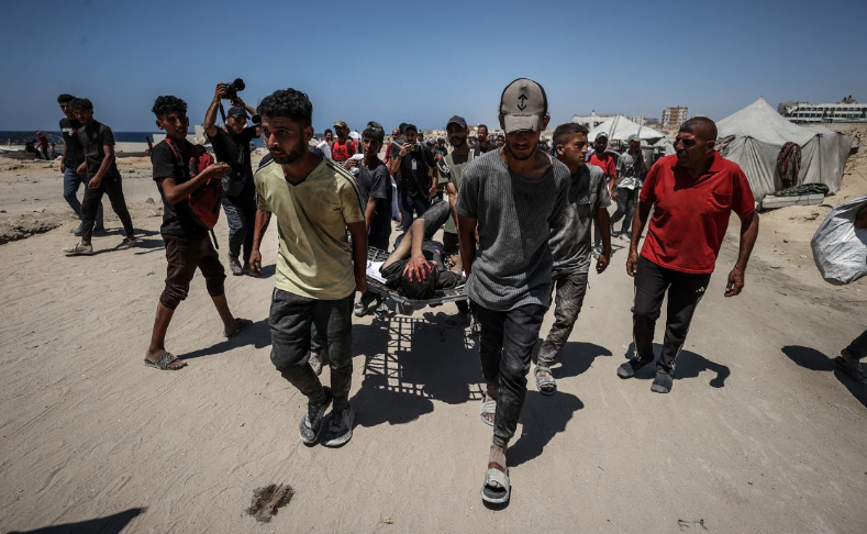 Sau cuộc tấn công ngày 7 tháng 10 năm 2023 của Hamas, khiến 1.200 người thiệt mạng và hơn 250 người bị bắt làm con tin, Israel đã ra lệnh bao vây hoàn toàn Gaza, ngừng cung cấp điện, thực phẩm, nước và nhiên liệu. Một cuộc khủng hoảng nhân đạo nhanh chóng diễn ra, khi những cư dân bị mắc kẹt phải đối mặt với nạn đói và một chiến dịch quân sự tàn khốc của Israel để đáp trả. Các nhóm nhân quyền đã nhiều lần chỉ trích việc Israel sử dụng thực phẩm như một vũ khí chiến tranh và cáo buộc Israel áp đặt hình phạt tập thể.