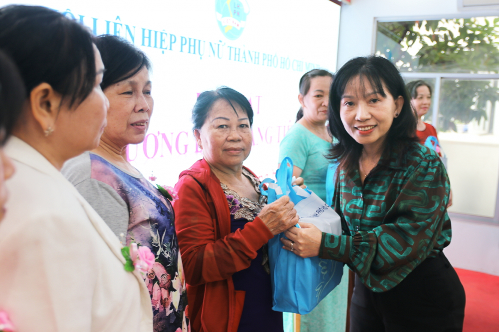 Những người vợ thương binh thầm lặng mà phi thường Bà Huỳnh Thị Thúy Phương (bìa phải) - Phó chủ tịch Hội LHPN TPHCM - tặng quà vợ thương binh