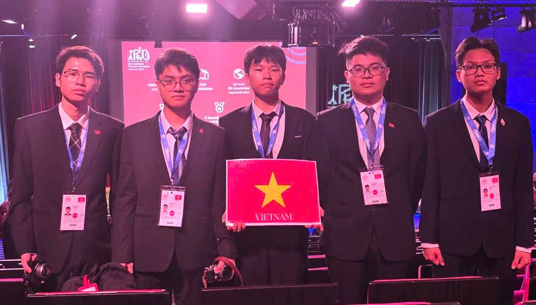5 học sinh Việt Nam giành được cả 5 huy chương Olympic Vật lí quốc tế - Ảnh: MOET