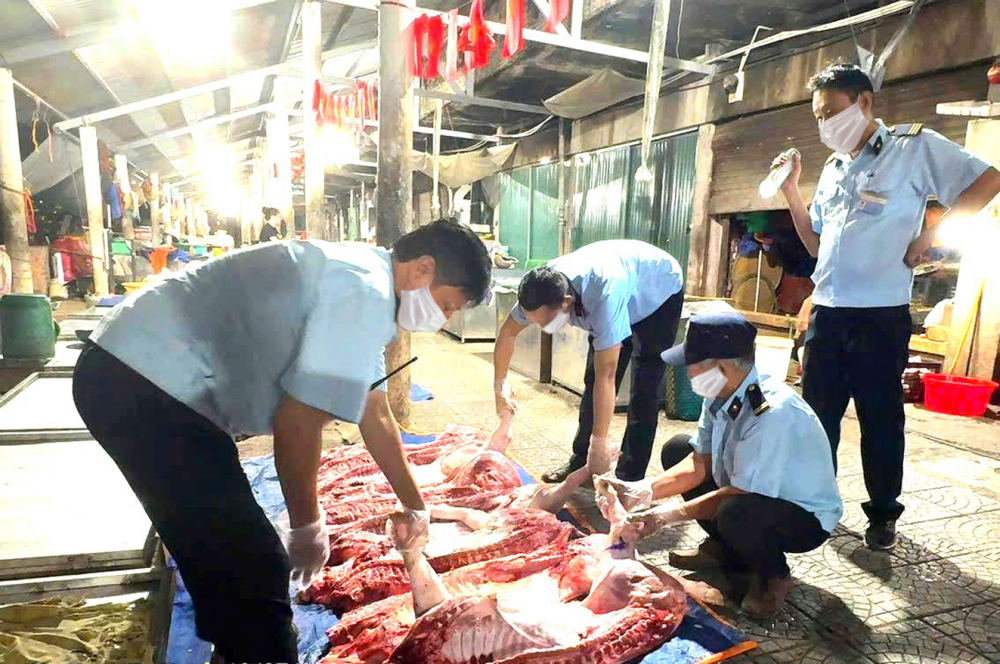 Miền Trung khẩn cấp ngăn chặn dịch tả heo châu Phi Lực lượng chức năng kiểm tra thịt heo tại chợ Đông Ba, TP Huế - ẢNH: THUẬN HÓA