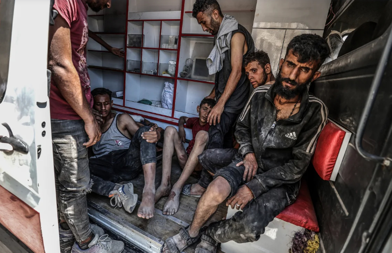 Trước chiến tranh, Gaza đã là một trong những nơi biệt lập và đông dân cư nhất trên trái đất, với khoảng hai triệu người chen chúc trong một khu vực hẹp. Israel đã duy trì sự kiểm soát chặt chẽ đối với lãnh thổ thông qua một cuộc phong tỏa trên bộ, trên không và trên biển kéo dài nhiều năm, với những hạn chế nghiêm ngặt đối với việc di chuyển hàng hóa và con người. Hơn một nửa số cư dân nơi này dưới mức nghèo khổ.