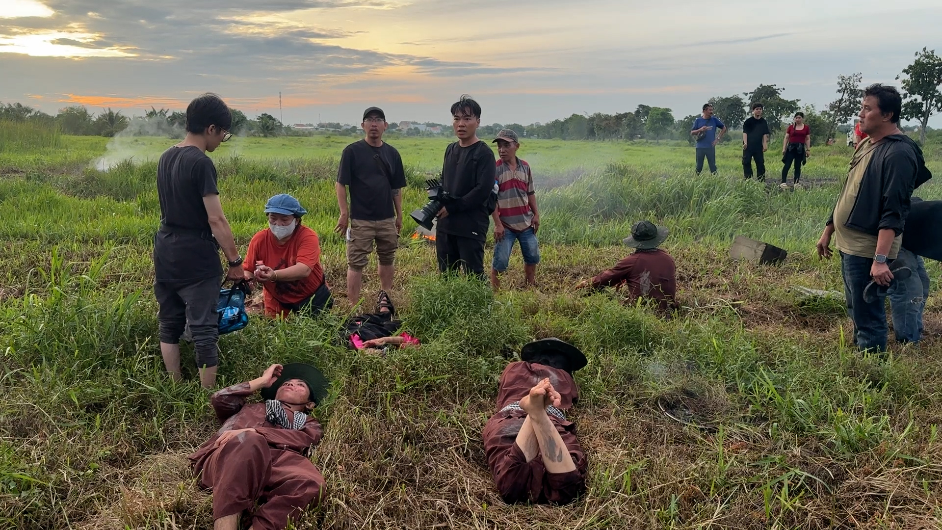 Ê-kíp và các thành viên tham gia buổi ghi hình cho MV