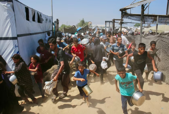  Khi chiến dịch của Israel san bằng phần lớn Gaza, khiến hầu hết cư dân phải di dời và làm suy yếu sự kiểm soát của Hamas trên lãnh thổ, tình trạng vô luật pháp bắt đầu lan rộng. Cướp bóc trở thành một rào cản mới đối với xe tải của Liên Hợp Quốc, và thương vong tăng lên tại các điểm giao hàng cứu trợ. Israel đã nhiều lần đổ lỗi cho Hamas và các băng đảng vũ trang về sự hỗn loạn.