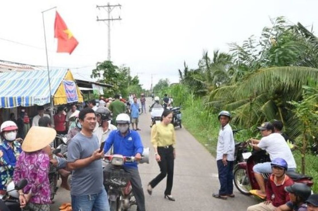 Người dân nhiều lần tổ chức ngăn chặn, không cho xe vào bãi rác An Hiệp - Ảnh: Bình Thới