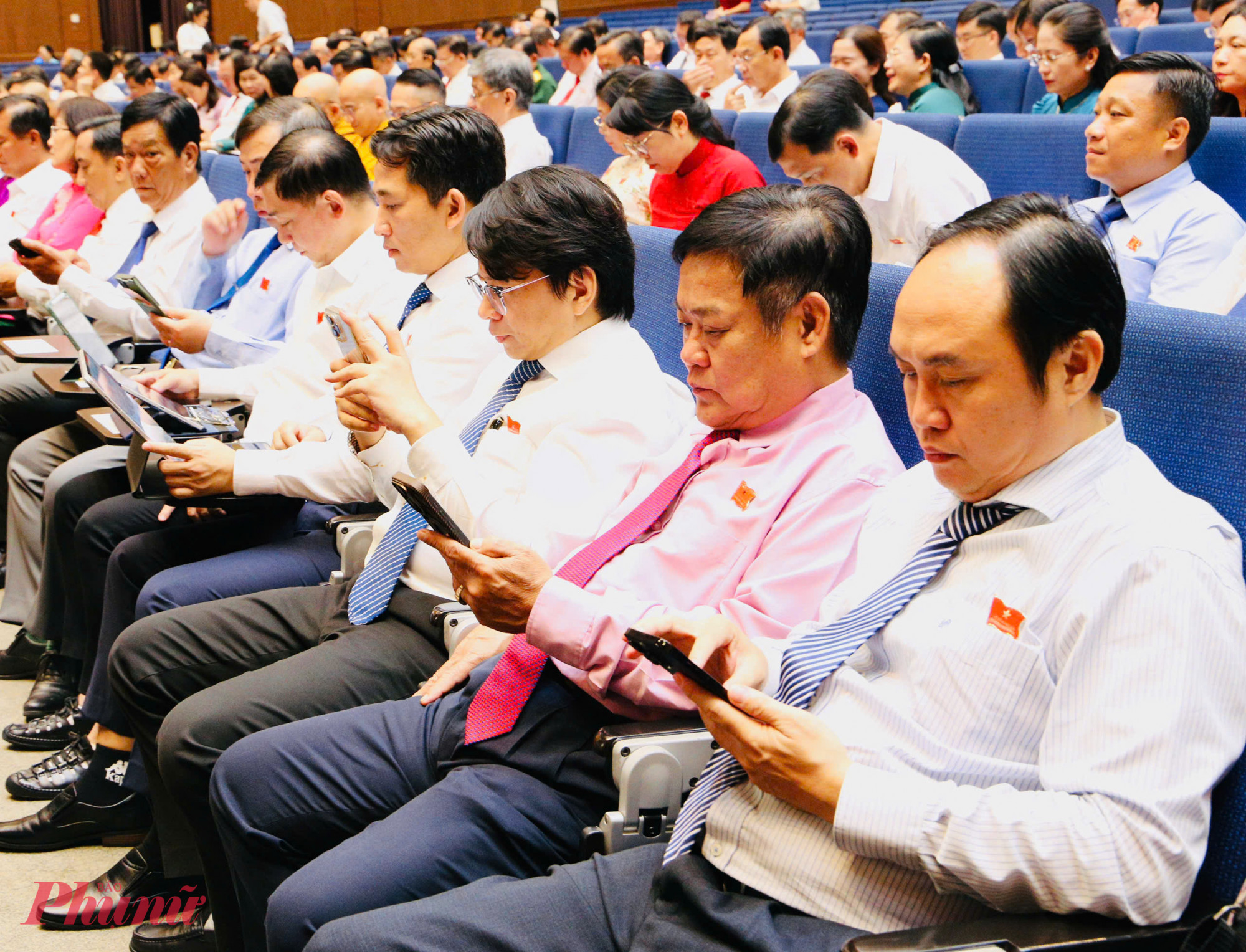 Đại biểu HĐND TPHCM kiến nghị chính sách cho cán bộ di chuyển xa, tăng cường an sinh công vụ - Ảnh: Ngọc Trăm