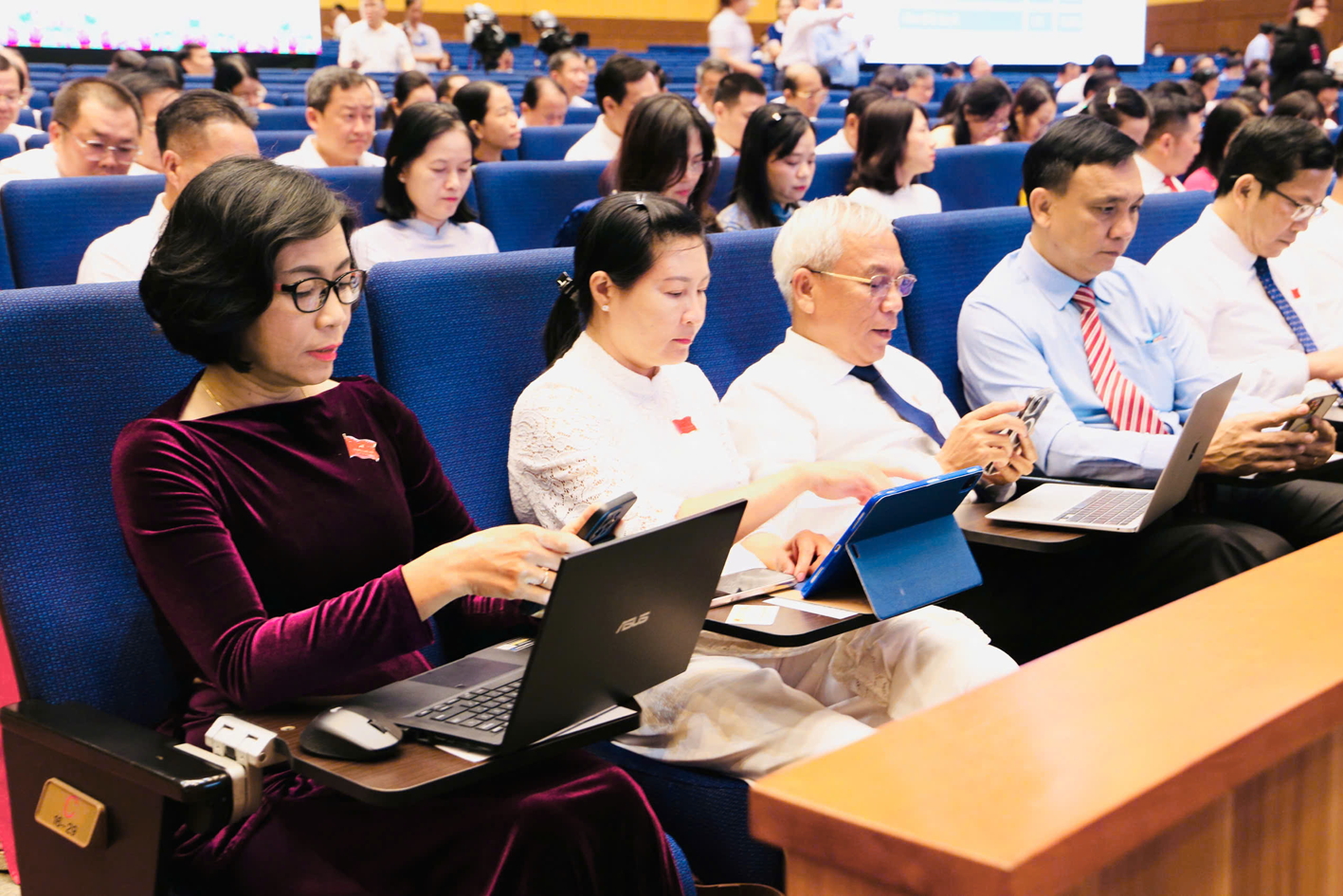 Các đại biểu HĐND TPHCM biểu quyết trên nền tảng số - ẢNH: NGỌC TRĂM