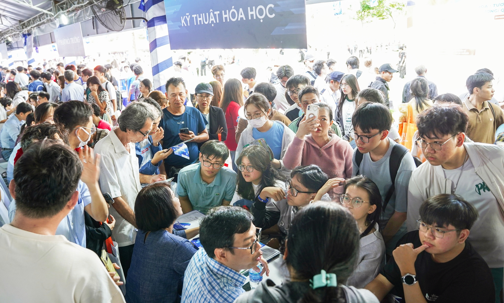 Học bổng đại học “khủng”, làm sao để chọn đúng? Thí sinh tham gia Ngày hội lựa chọn nguyện vọng 2025 tại Trường đại học Bách khoa (ĐH Quốc gia TPHCM) ngày 19/7