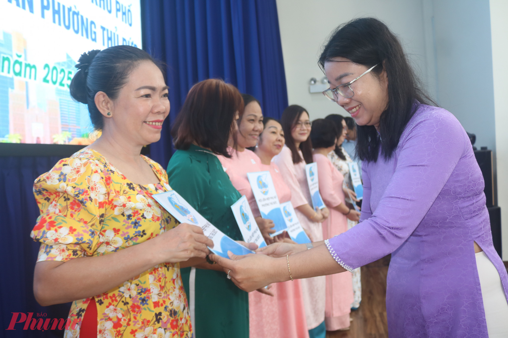 Bà Nguyễn Thị Hồng Thảo – Phó bí thư thường trực Đảng uỷ phường Thủ Đức, TPHCM – trao quyết định thành lập chi hội và chúc mừng các dì, các chị chi hội trưởng phụ nữ trên địa bàn.