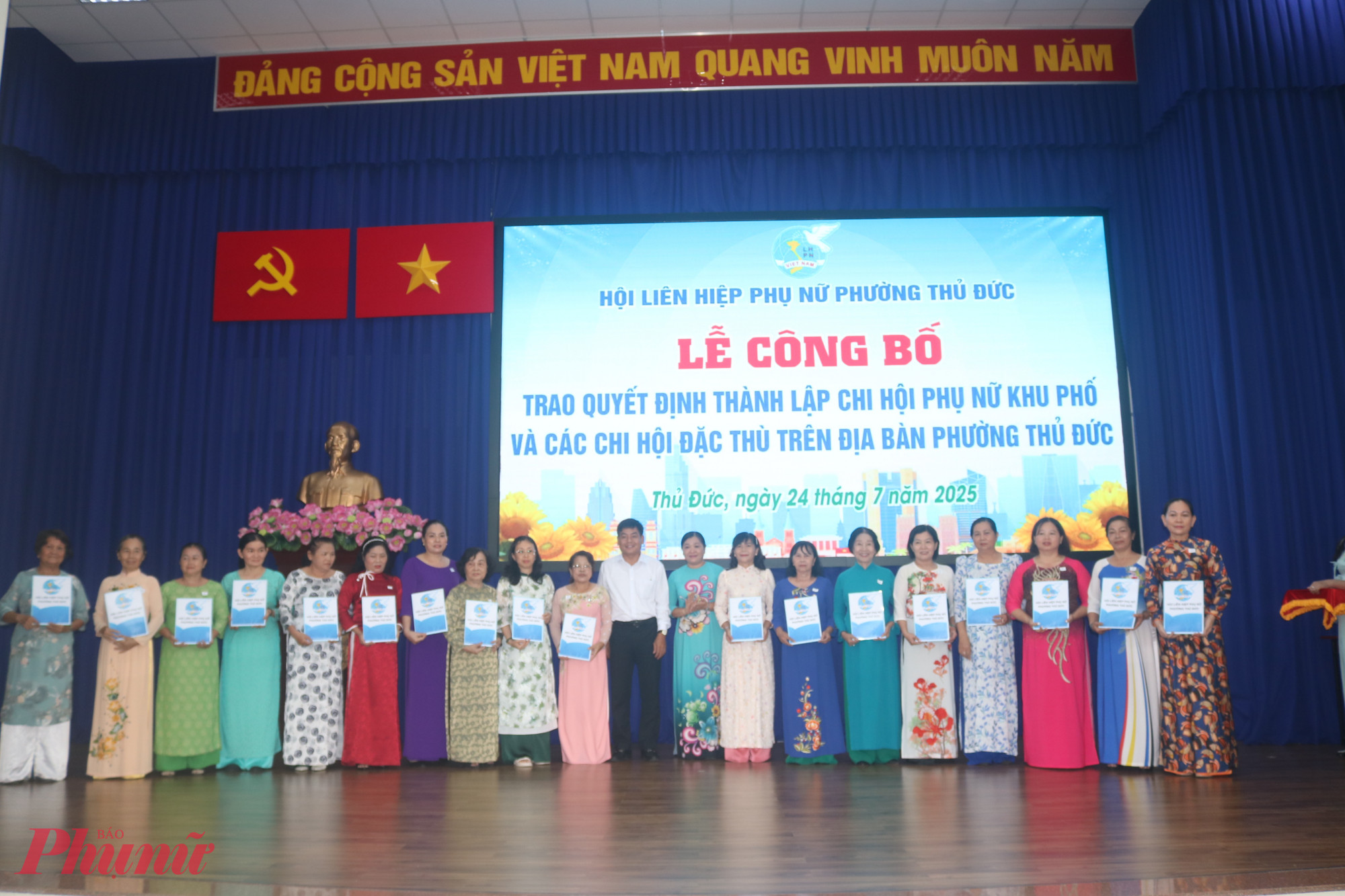 Chi hội trưởng phụ nữ 52 khu phố và 3 chi hội đặc thù nhận quyết định thành lập chi hội.