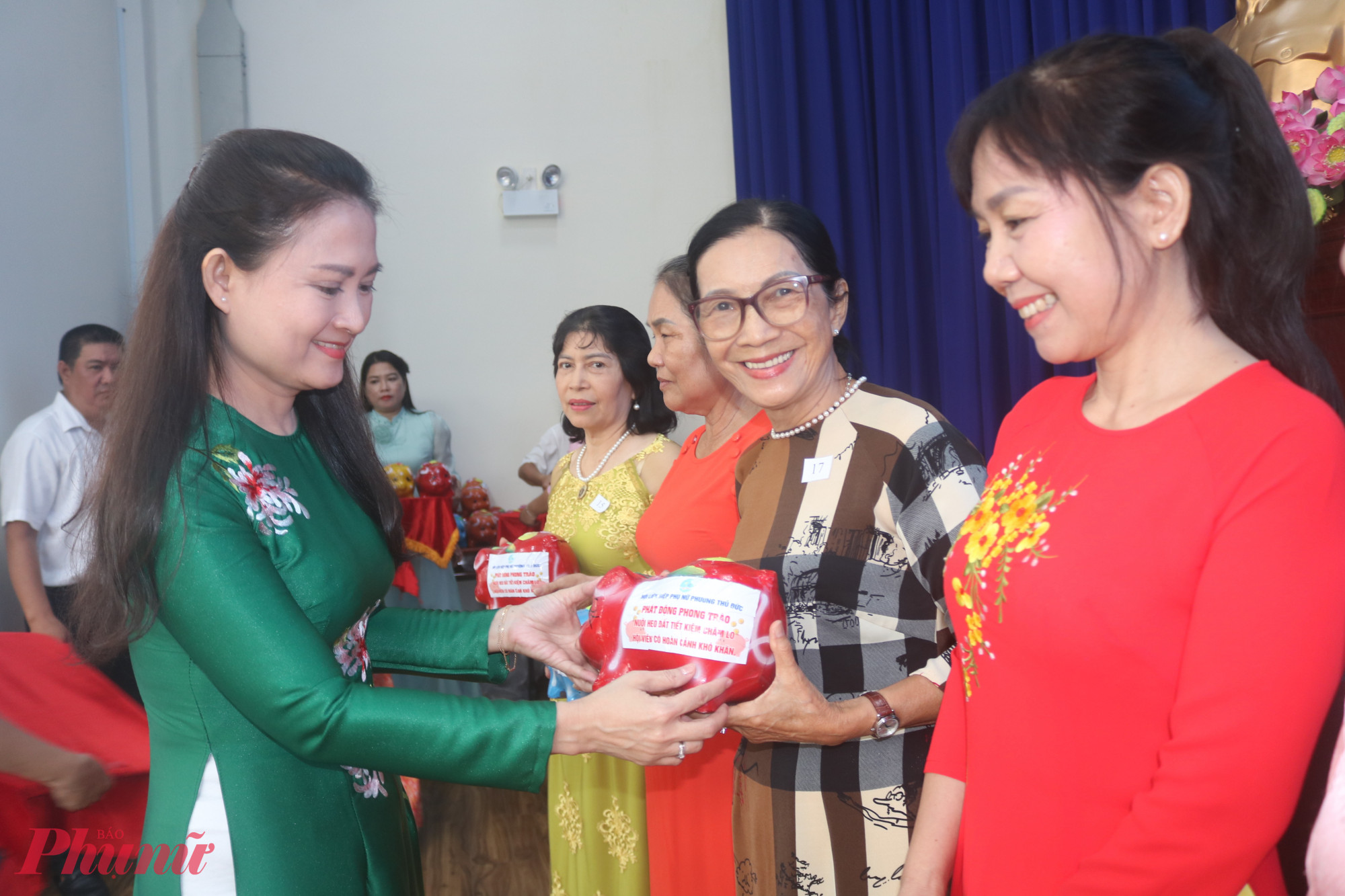 Cùng với lễ phát động, Hội LHPN phường Thủ Đức đã tặng mỗi chi hội 1 heo đất tiết kiệm chung. Trong ảnh là bà Nguyễn Thị Nguyệt Ánh – Uỷ viên Ban thường vụ Hội LHPN TPHCM – trao heo đất cho đại diện các chi hội.