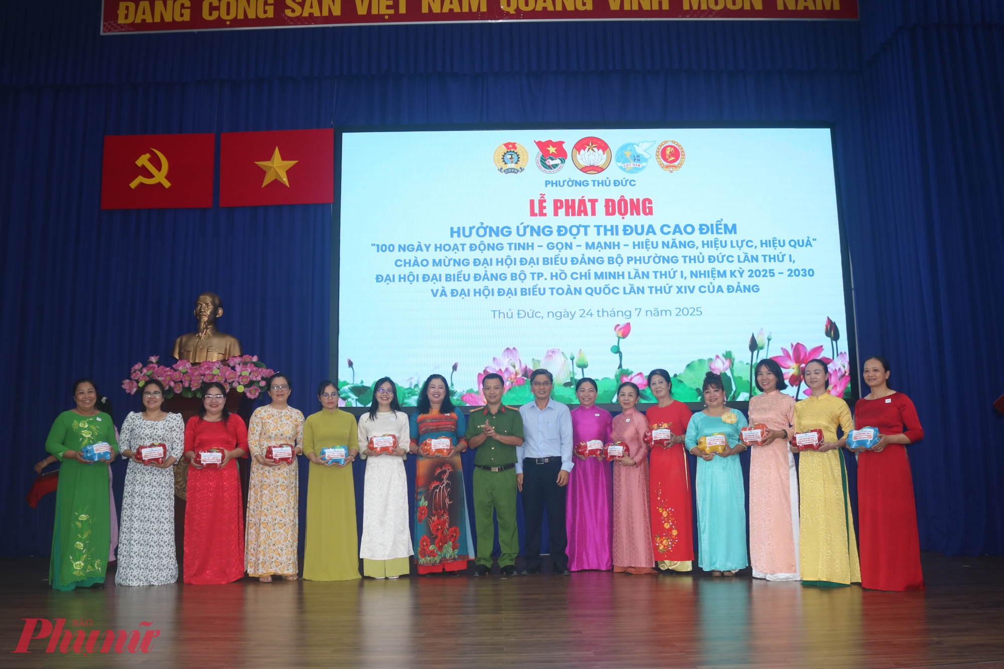 Hội tặng heo đất đến các chi hội trực thuộc để chị em cùng tiết kiệm tạo quỹ chăm lo hội viên có hoàn cảnh khó khăn.