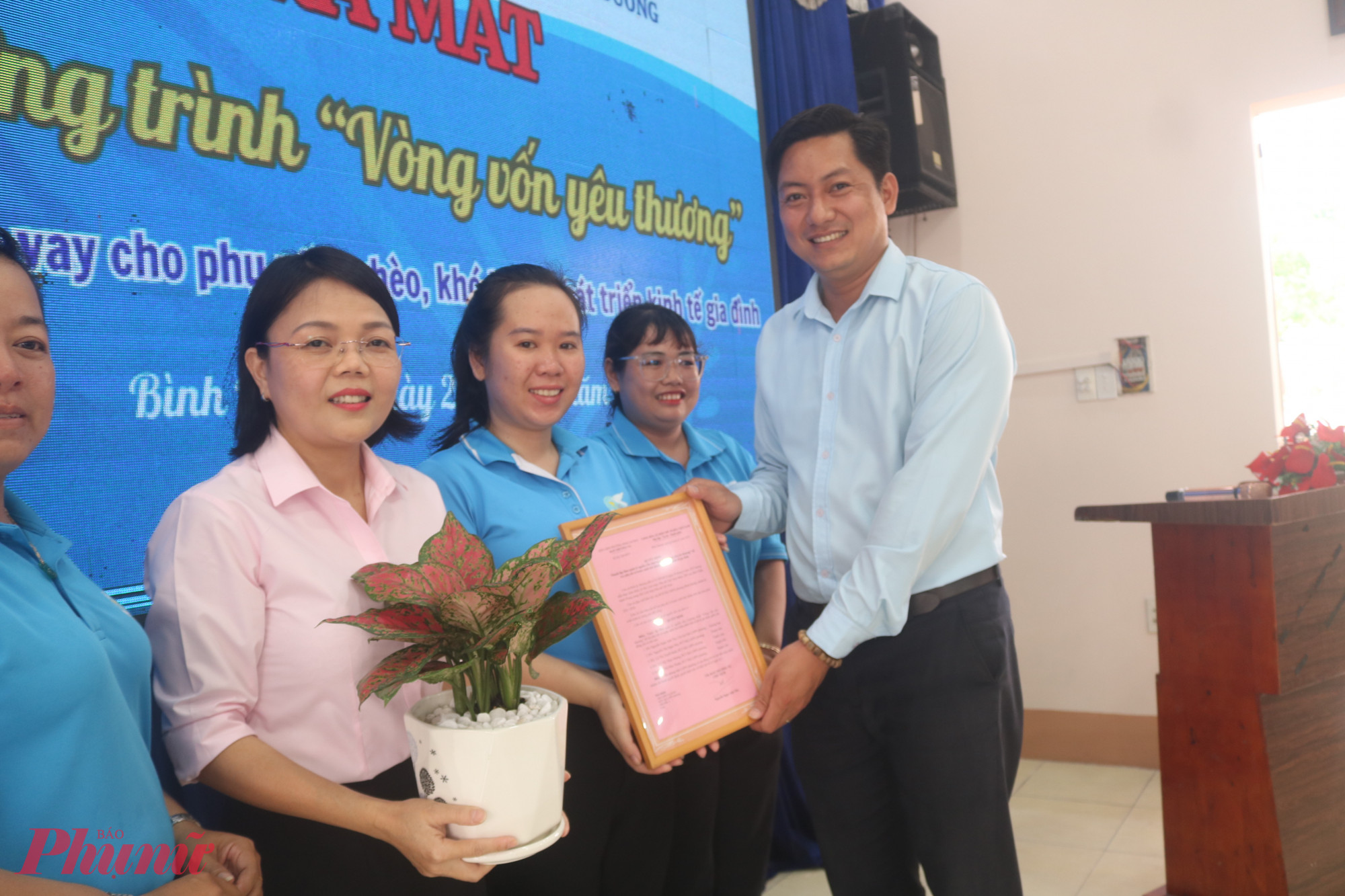 Ông Nguyễn Minh Tâm – Chủ tịch Uỷ ban MTTQ phường Bình Dương, TPHCM – trao quyết định thành lập Ban quản lý nguồn vốn chương trình “Vòng vốn yêu thương”.
