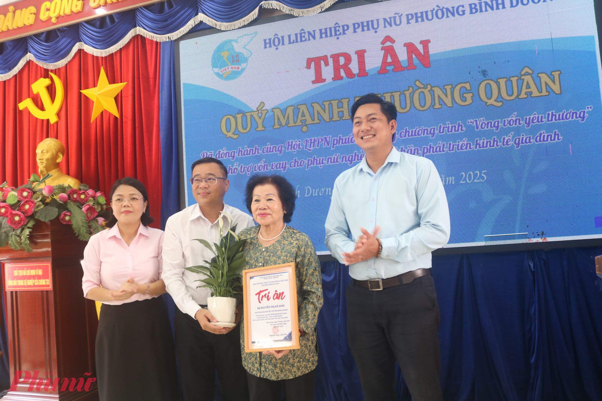Ông Nguyễn Văn Sum (thứ 2, từ trái qua) – Phó bí thư thường trực Đảng uỷ phường Bình Dương, TPHCM cùng ông Nguyễn Minh Tâm - Chủ tịch Uỷ ban MTTQ phường Bình Dương và bà Nguyễn Ngọc Anh Thy (bìa trái) – Phó chủ tịch Uỷ ban MTTQ, Chủ tịch Hội LHPN phường Bình Dương – trao thư cảm ơn đến nguyên Giám đốc Sở y tế tỉnh Bình Dương cũ – bác sĩ Nguyễn Thị Hà Sinh, người đã đồng hành cùng Hội LHPN phường tạo nguồn vốn cho “Vòng vốn yêu thương”.