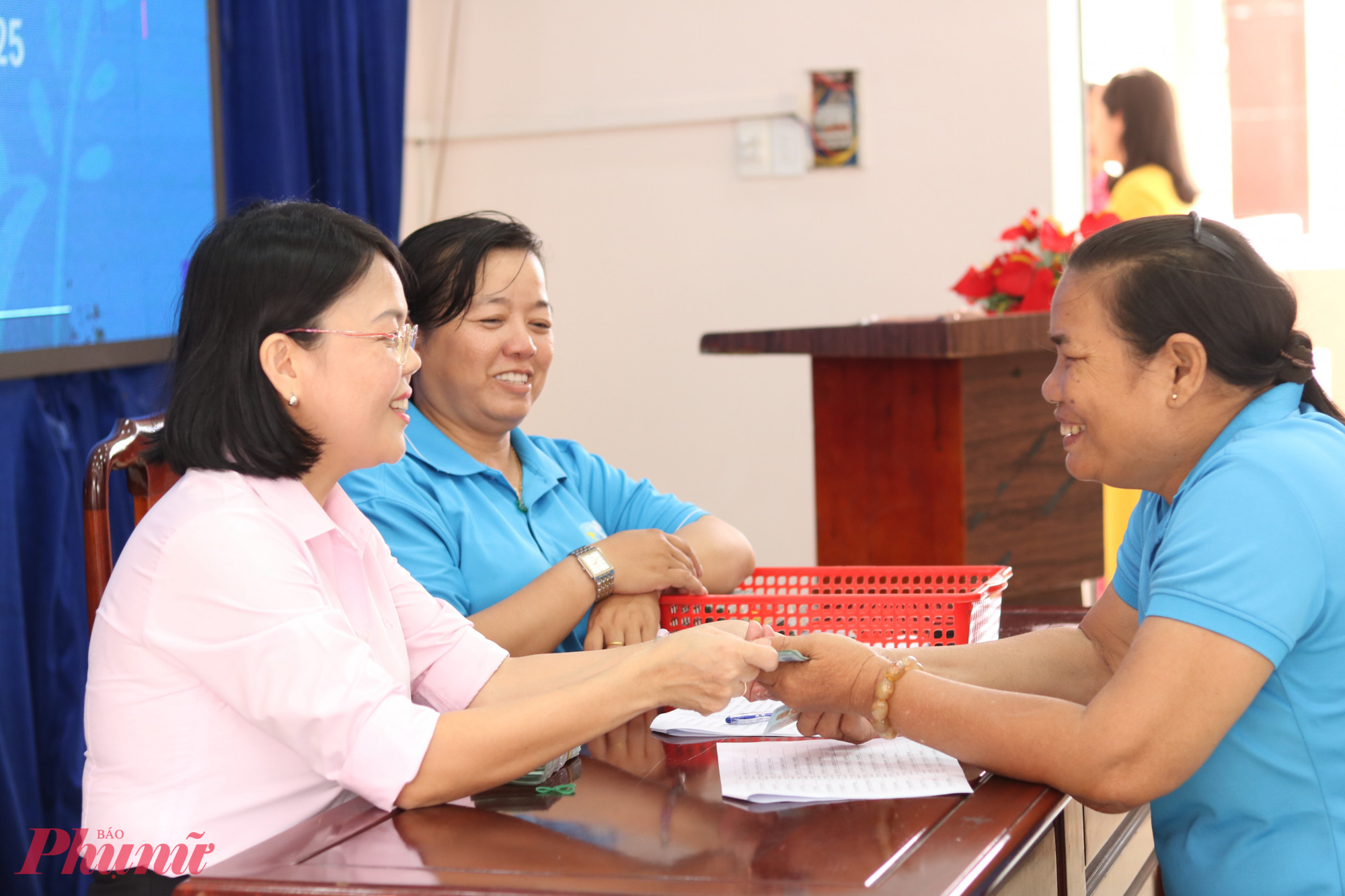 Niềm vui của những chị em đầu tiên được thụ hưởng từ chương trình “Vòng vốn yêu thương”.