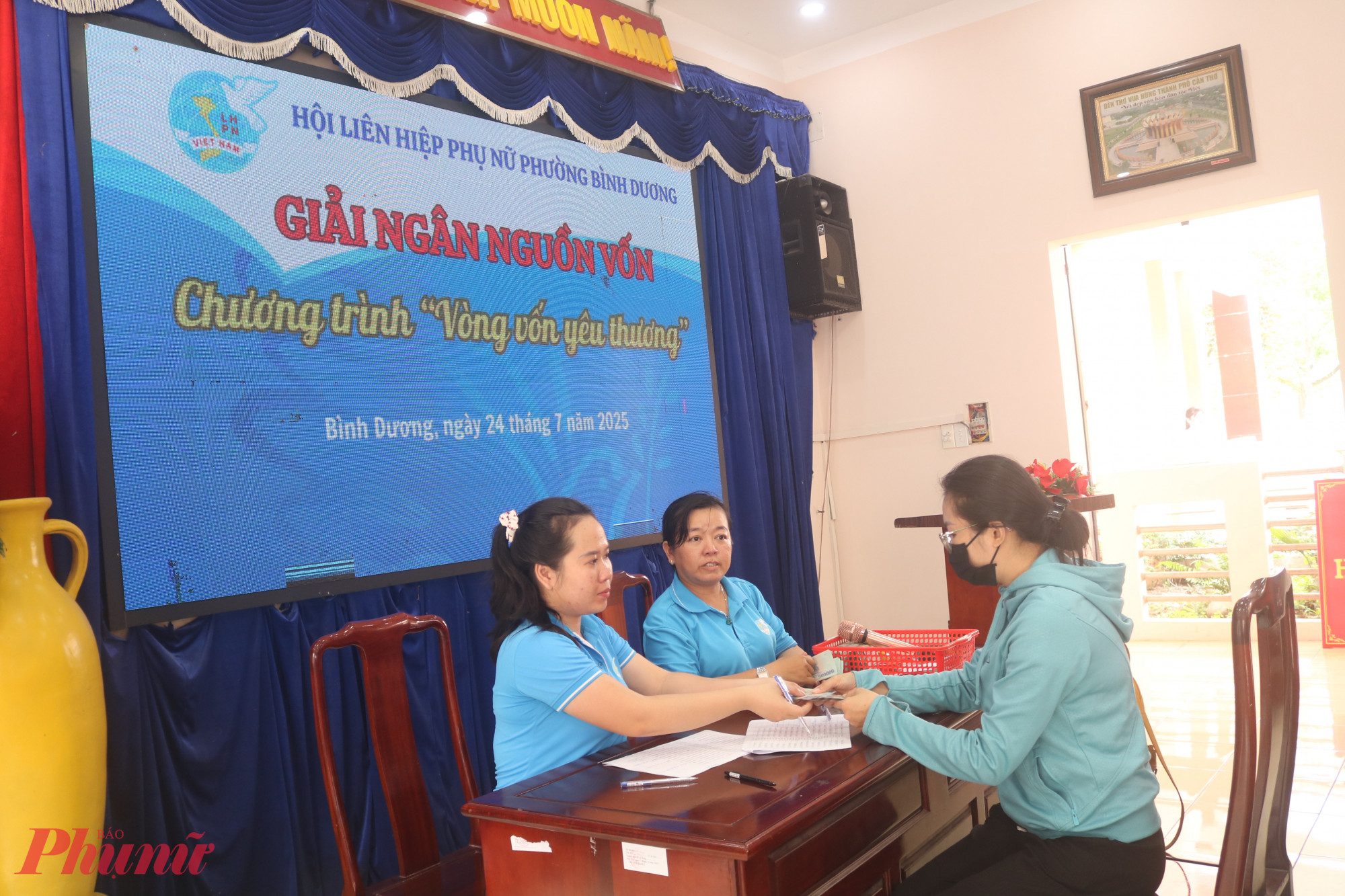 Ngay sau lễ ra mắt, hội giải ngân vốn cho 39 chị.