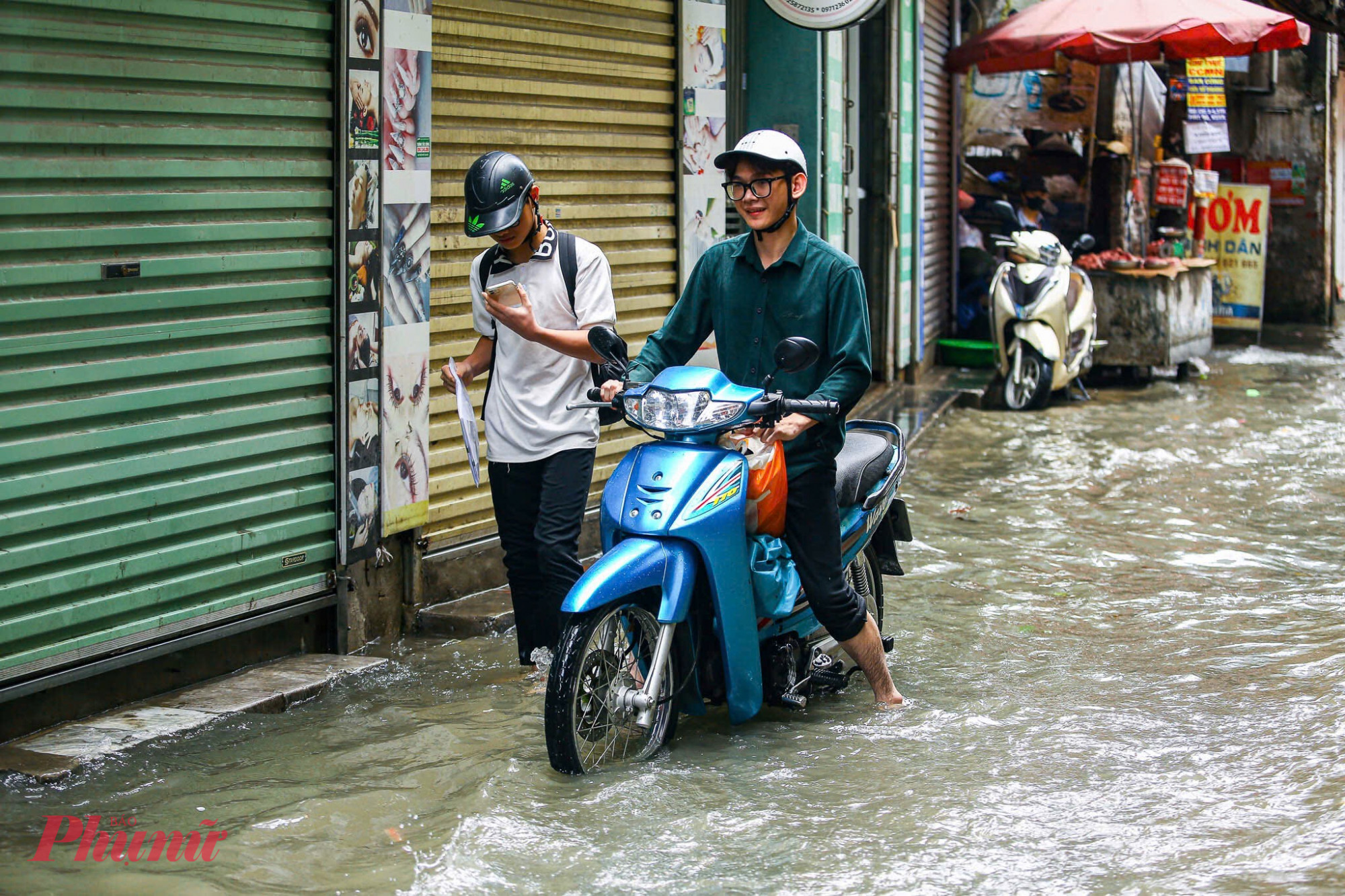 Nhiều cửa hàng phải tạm đóng cửa vì nước tràn vào tận bên trong