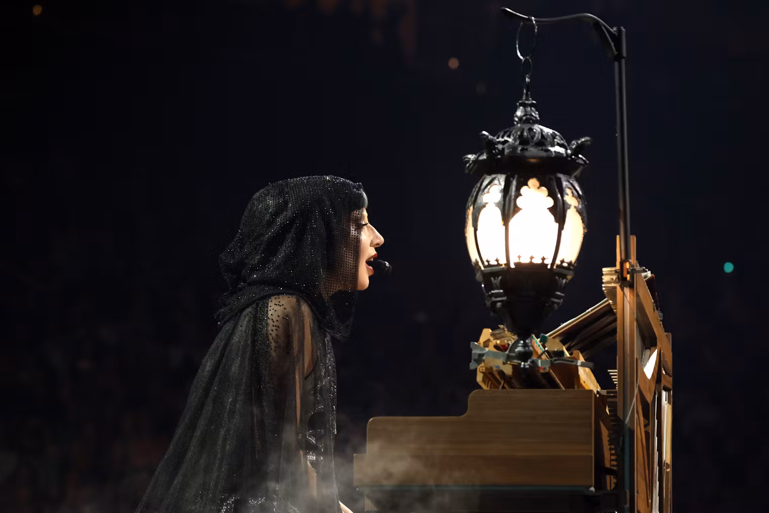 The Phantom of the Opera: Một trong những phân cảnh điện ảnh nhất đêm diễn chính là khi Gaga xuất hiện trong áo choàng đen mỏng, ren lưới trùm đầu và ngồi trên chiếc thuyền trôi dọc “dòng sông sân khấu”, gợi nhớ hình ảnh The Phantom of the Opera. Hình ảnh này mang tính ẩn dụ cao, thay vì xóa bỏ quá khứ, Gaga chọn cách cùng quá khứ di chuyển về phía trước.