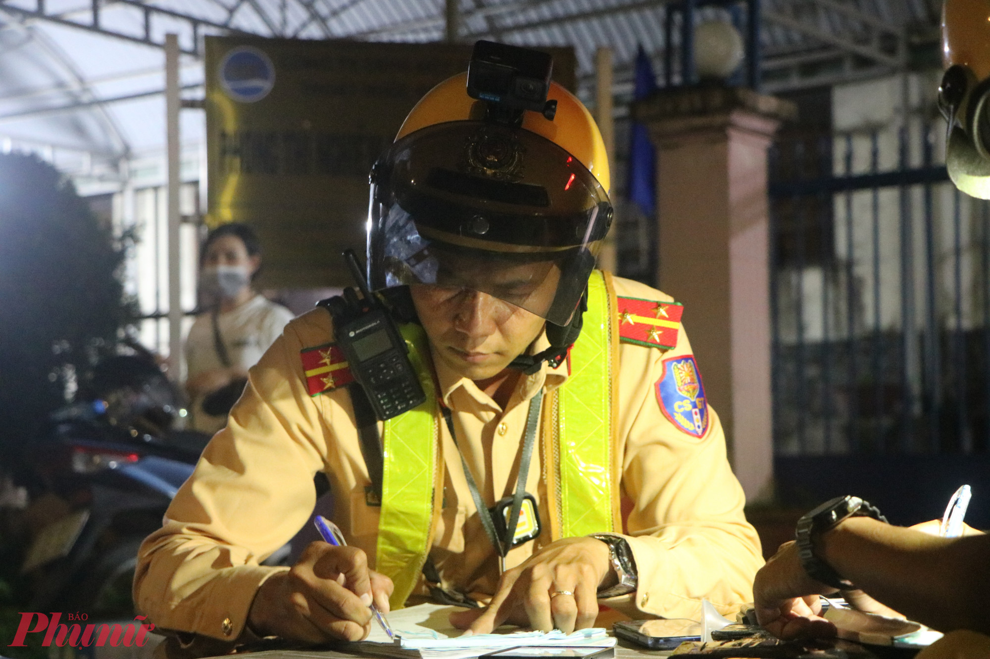 Cán bộ CSGT An Sương thông báo lỗi vi phạm đến tài xế.