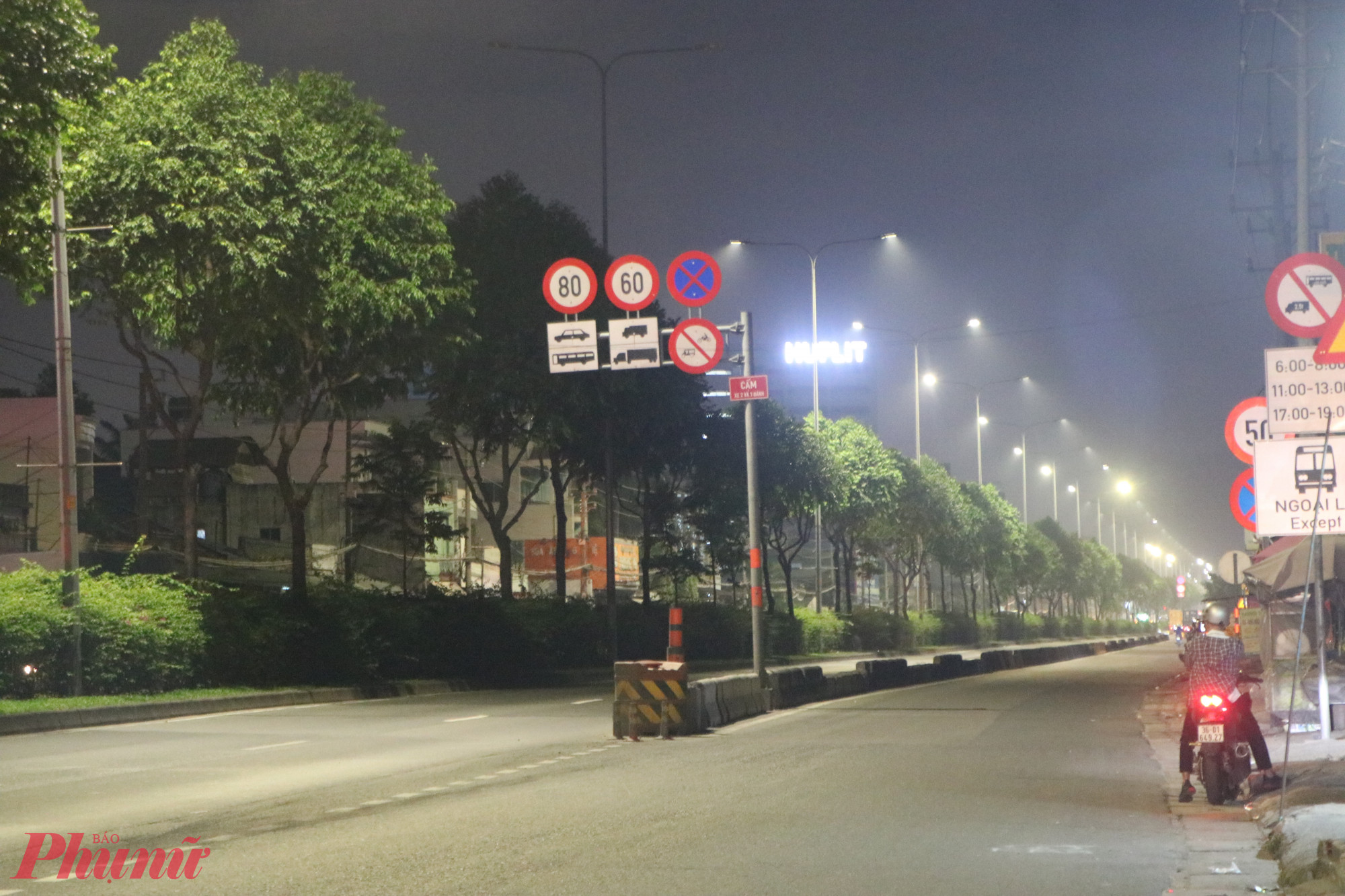 Biển giới hạn tốc độ với các loại phương tiện trên đường Lê Quang Đạo. Ảnh: Minh Mẫn